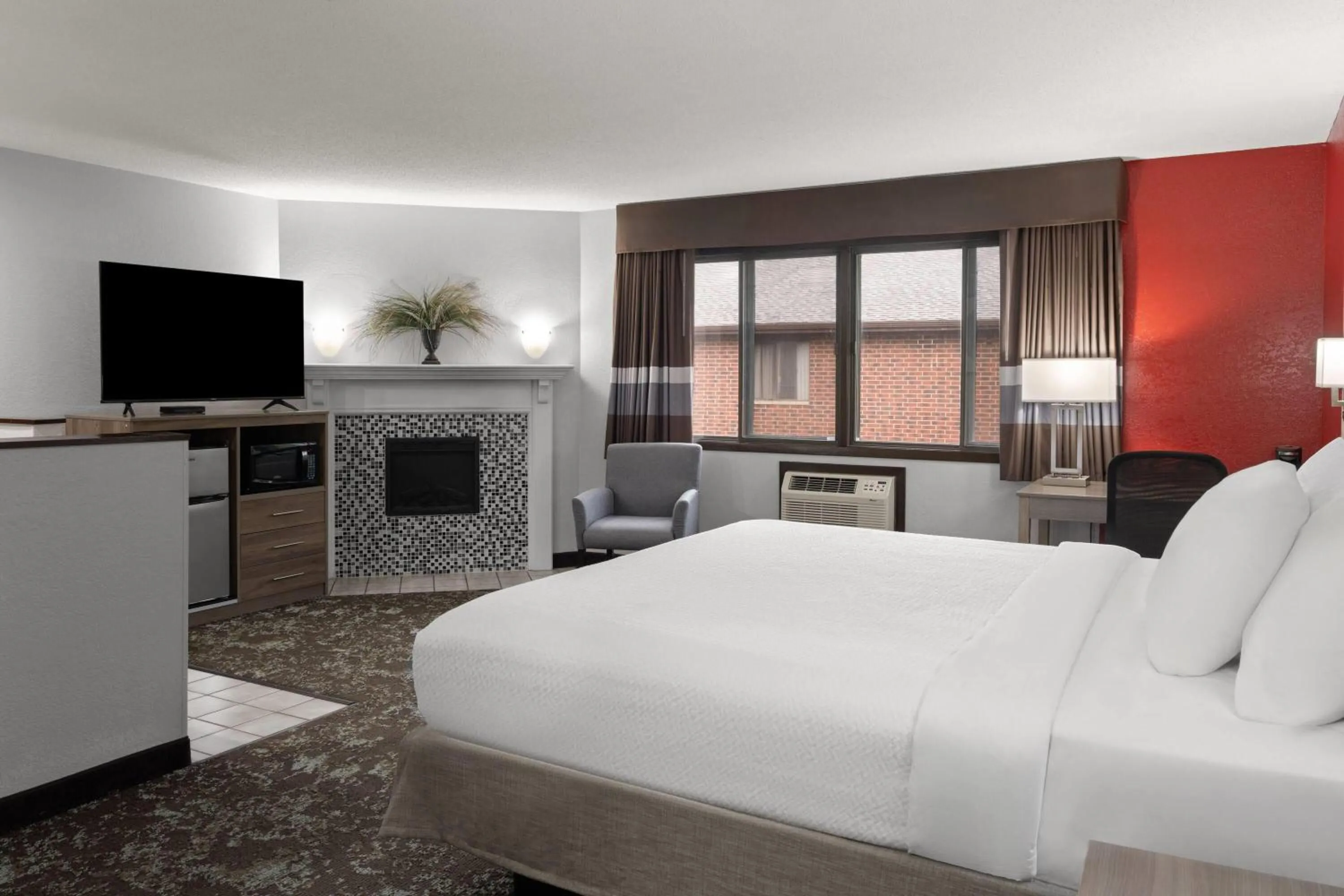 Photo of the whole room, Bed in Ramada by Wyndham Cedar Rapids South