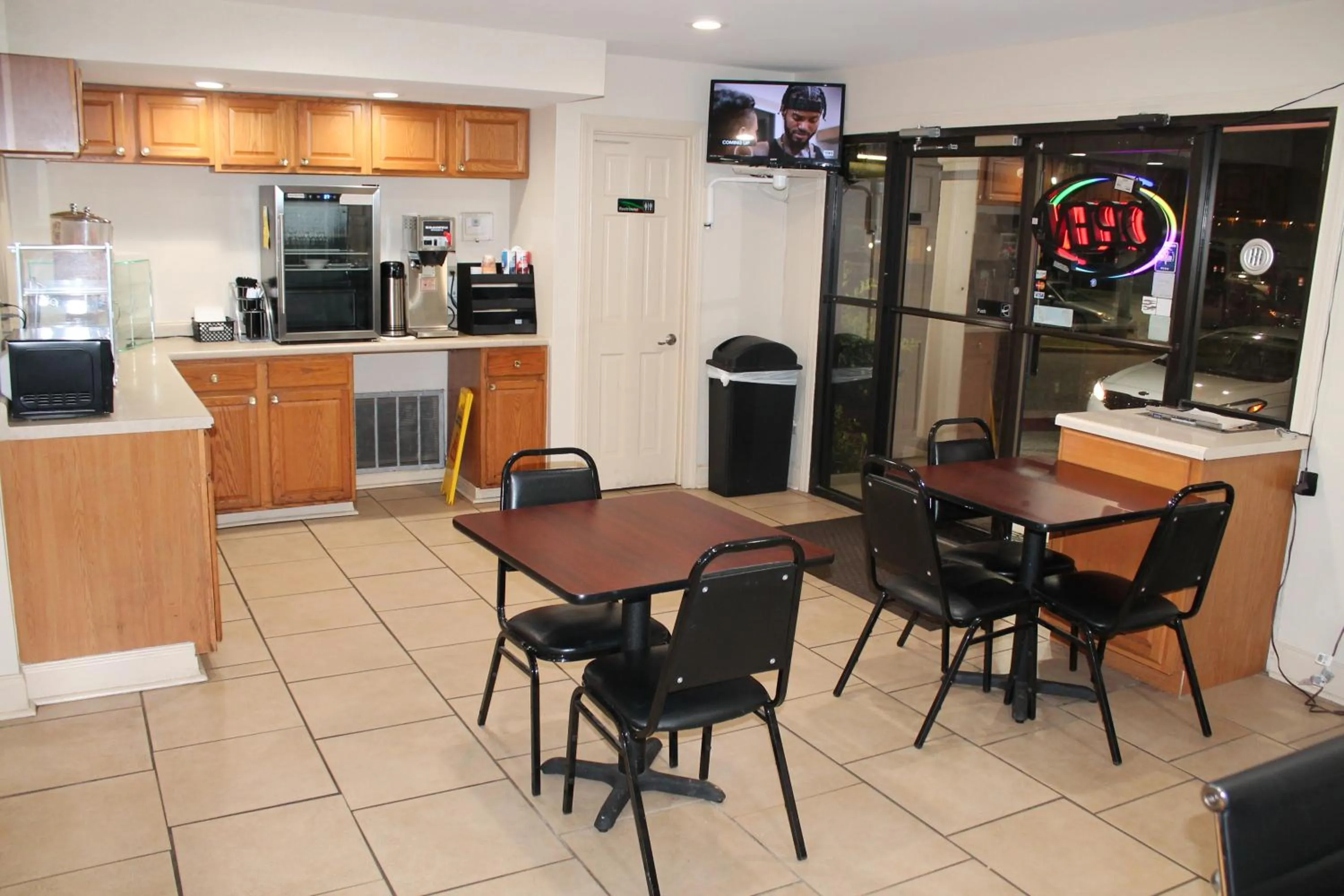 Breakfast in Americas Best Value Inn Tuscaloosa