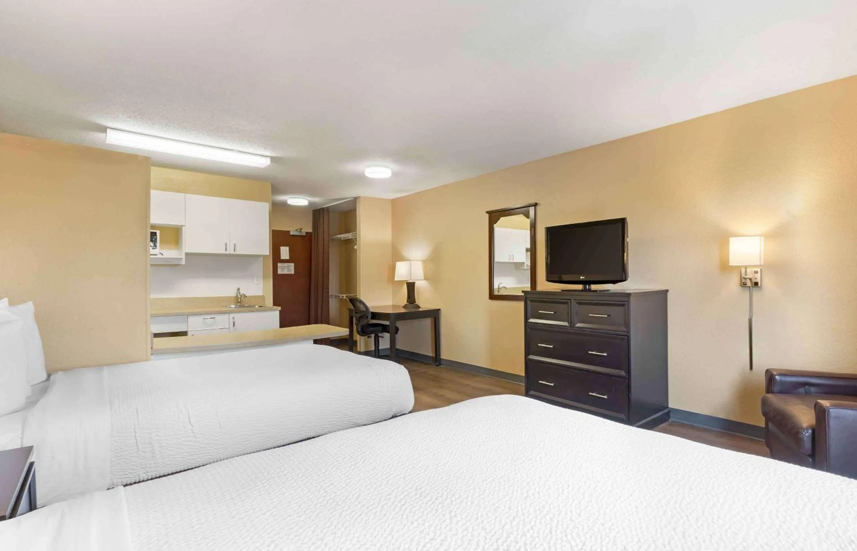 Bedroom, Bed in Extended Stay America Select Suites - Greenville - Airport