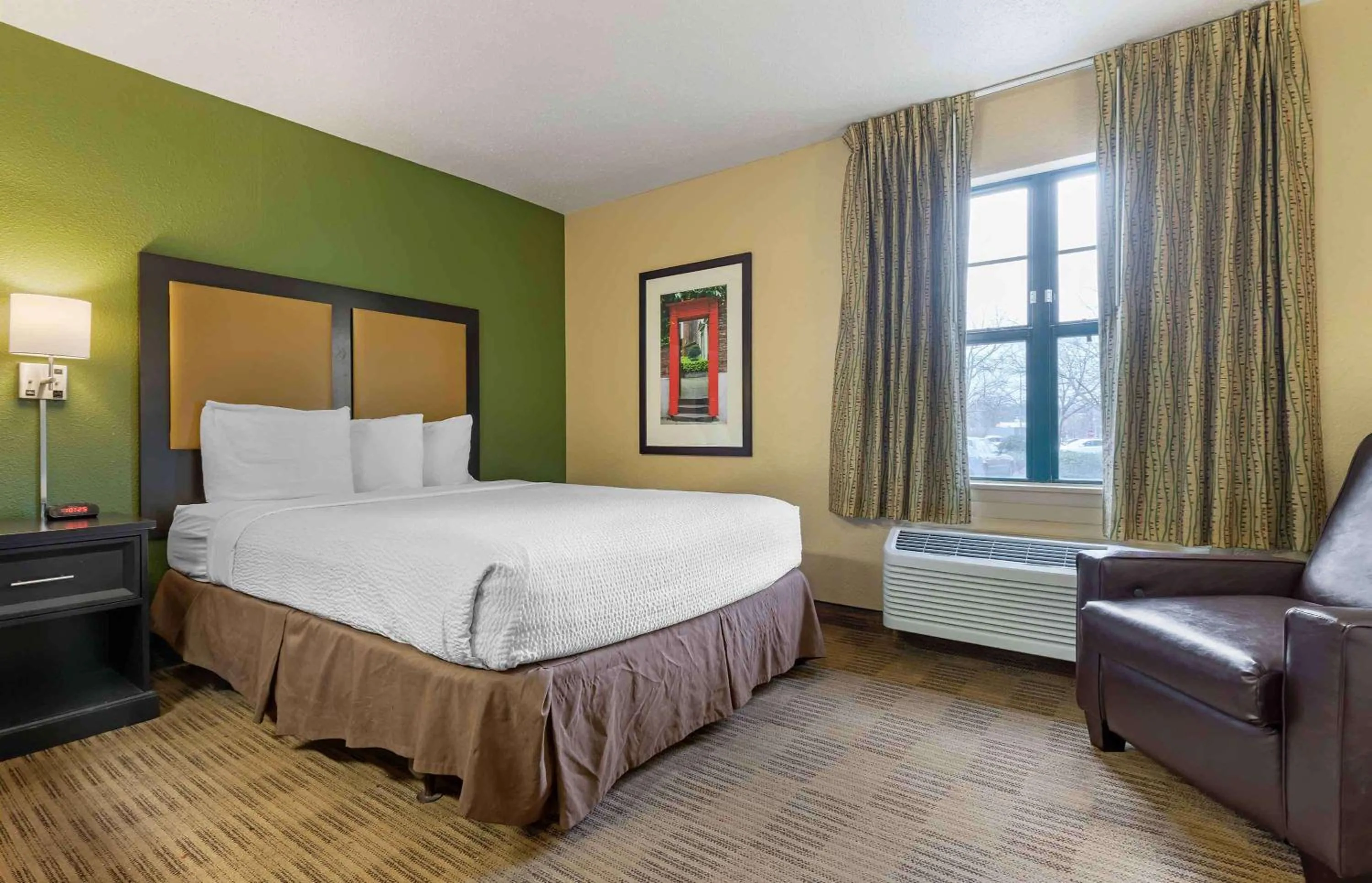 Bedroom, Bed in Extended Stay America Select Suites - Greenville - Airport