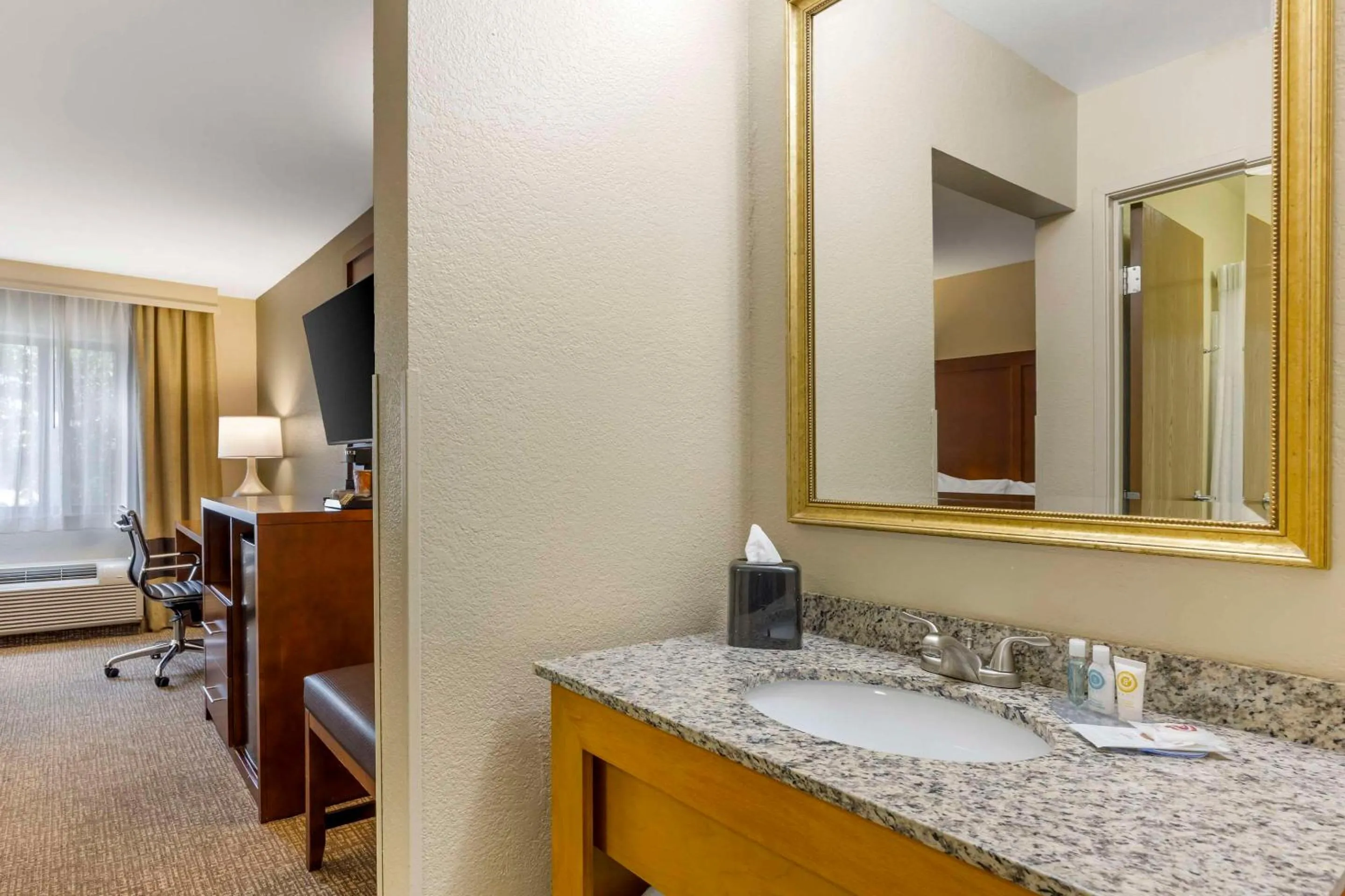 Bedroom in Comfort Inn South - Springfield