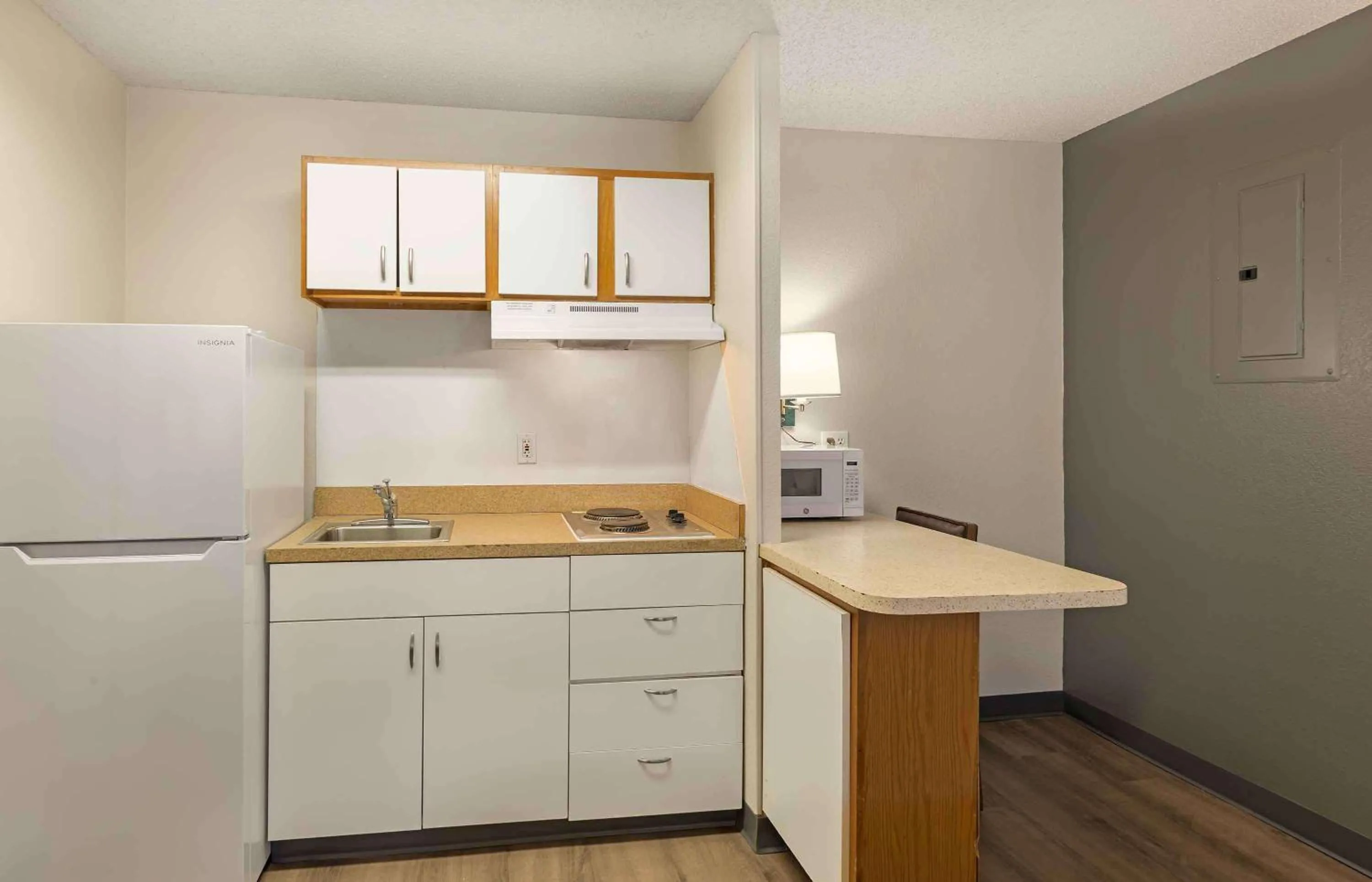 Kitchen or kitchenette in Extended Stay America Select Suites - Denver - Cherry Creek