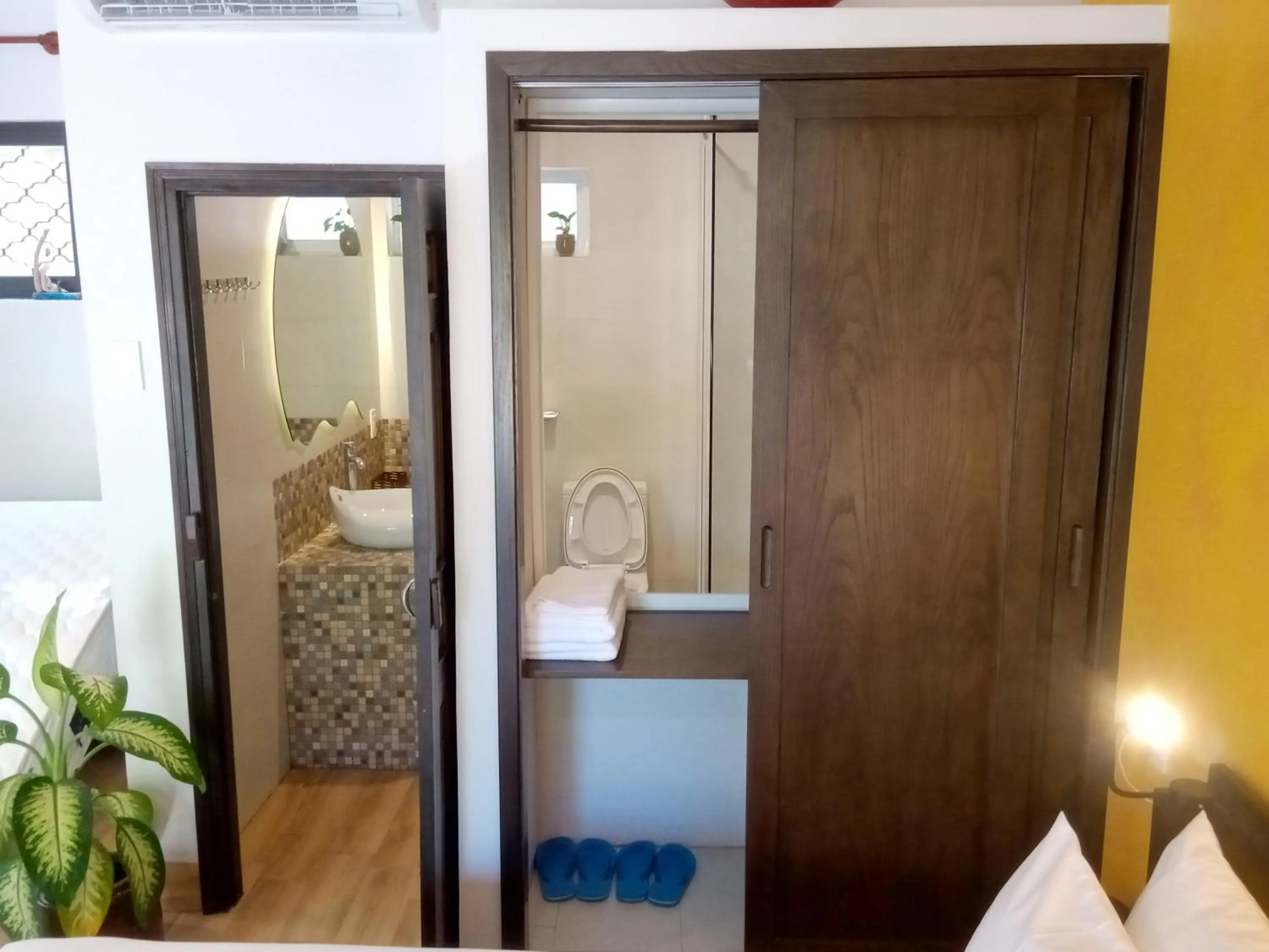 Shower, Bed in MiNhon Hotel Muine