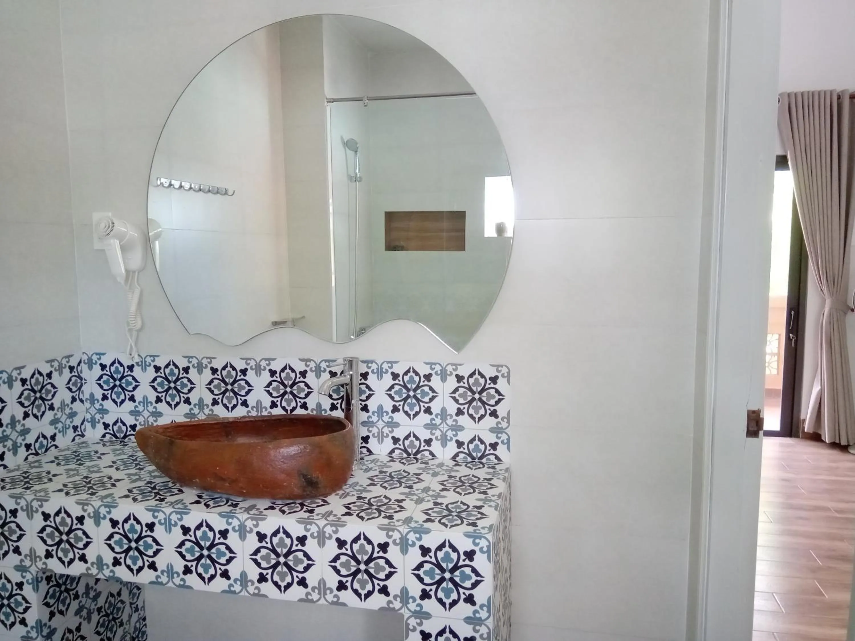 Shower in MiNhon Hotel Muine