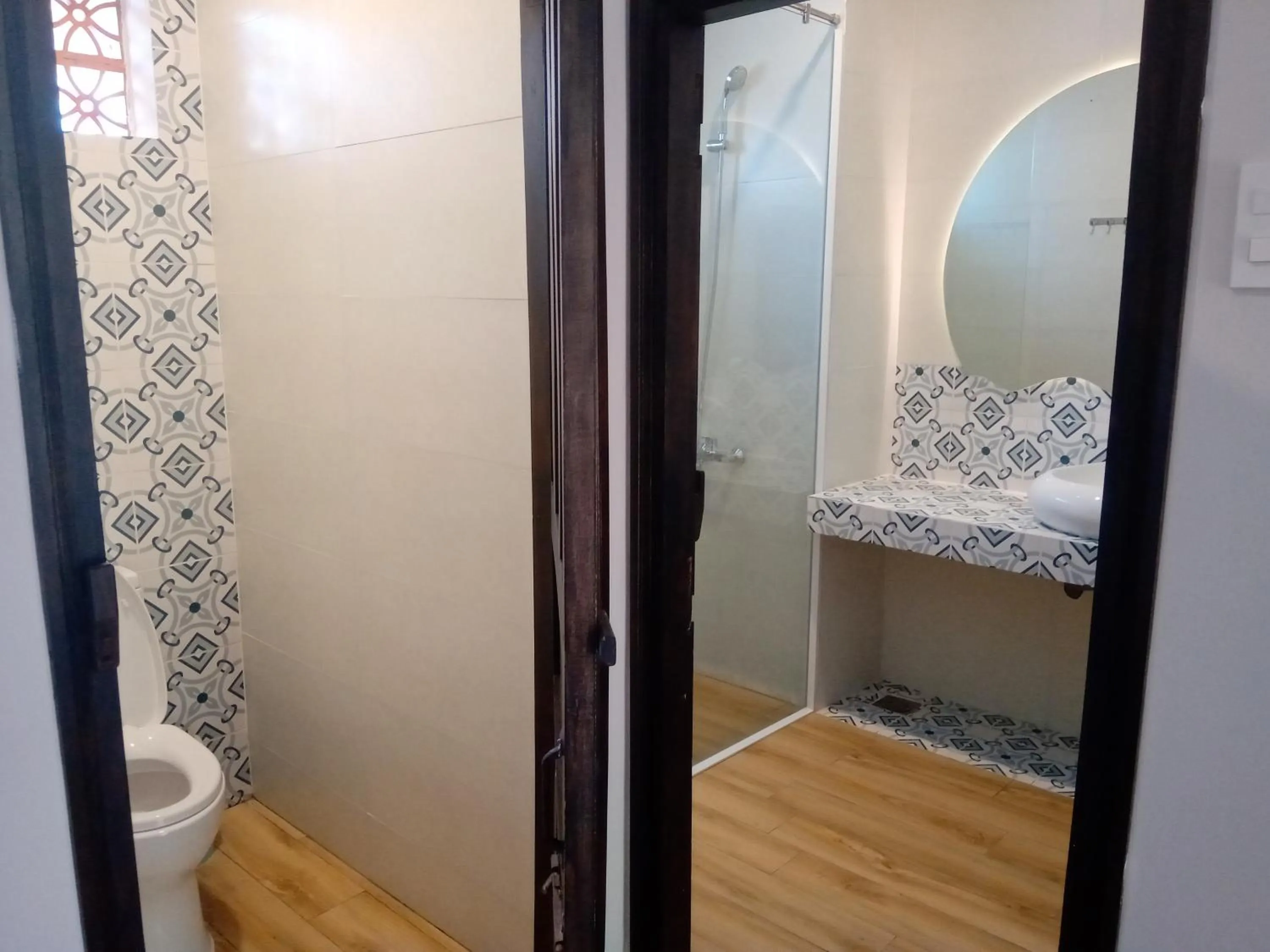 Shower in MiNhon Hotel Muine