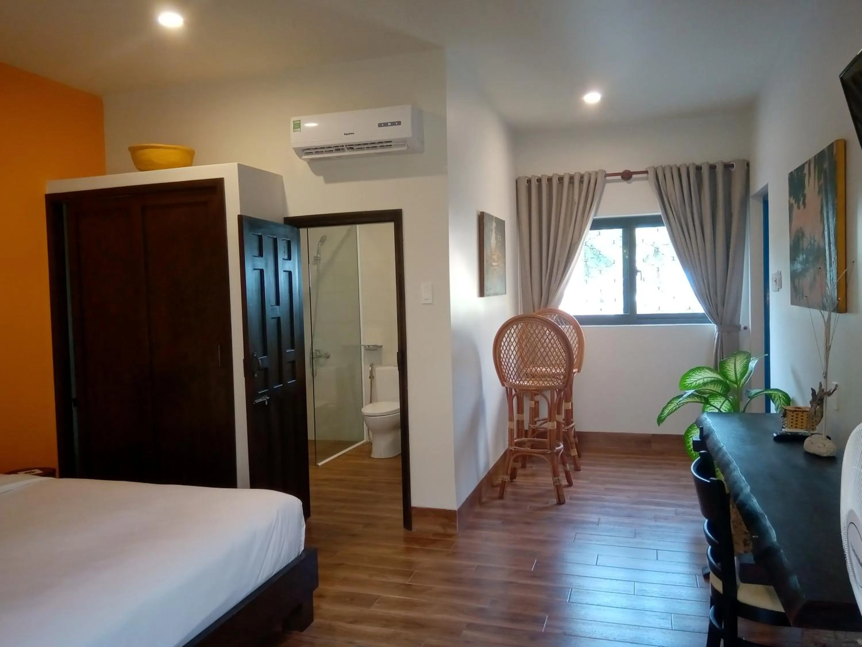 Shower, Bed in MiNhon Hotel Muine