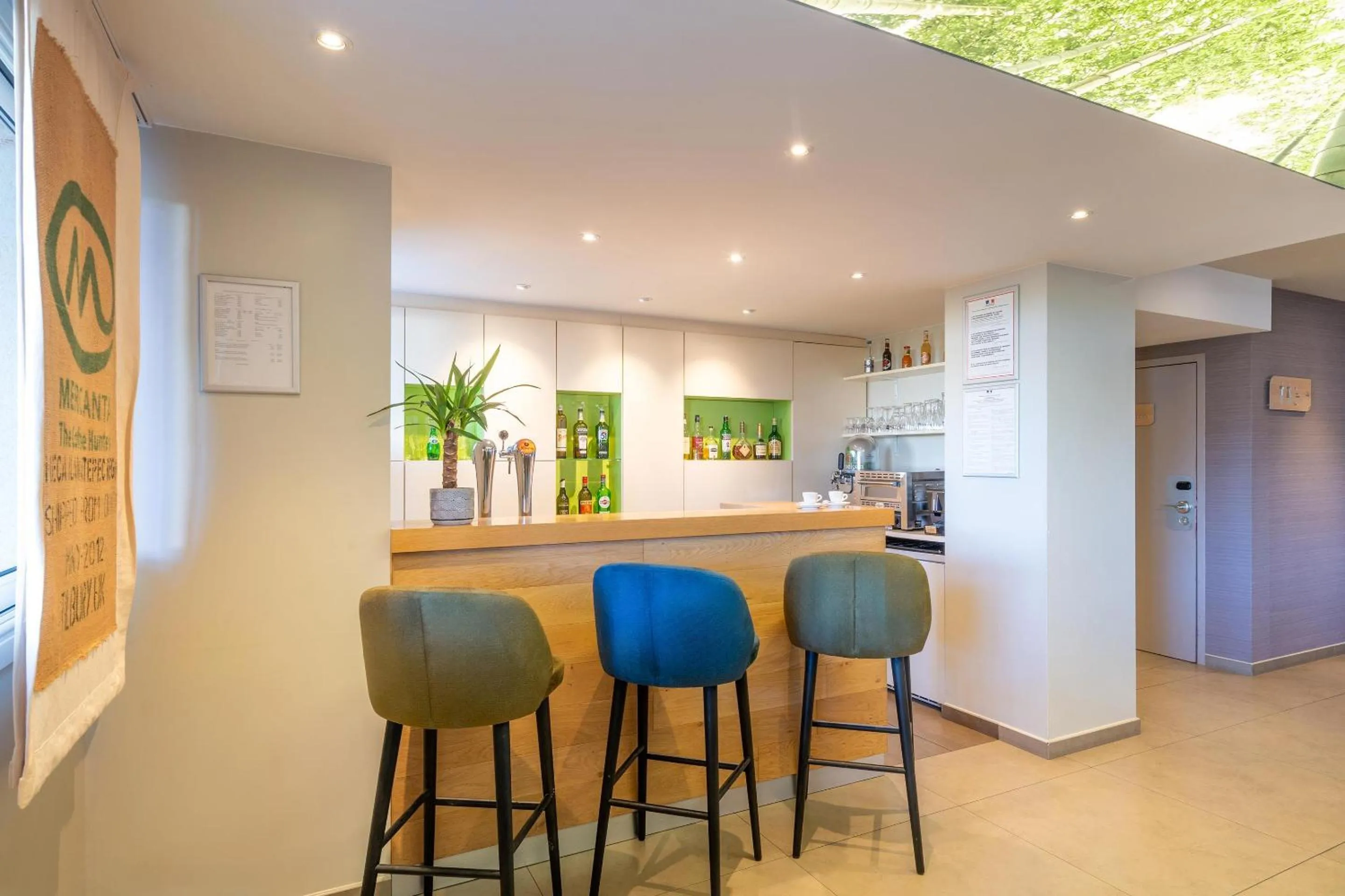 Lounge or bar in Sure Hotel by Best Western Rennes Chantepie