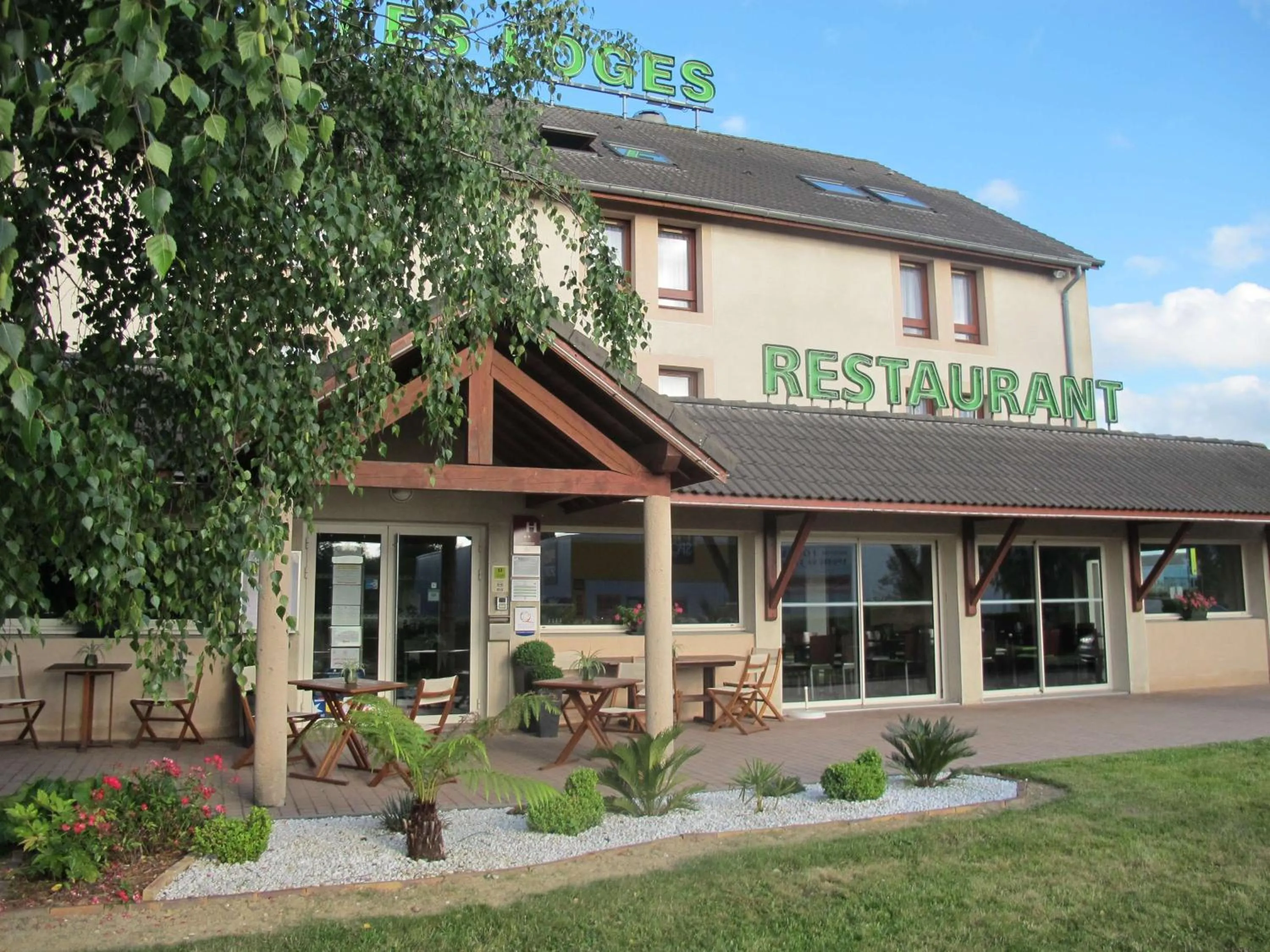 Property building in Logis Hôtel-Restaurant Les Loges