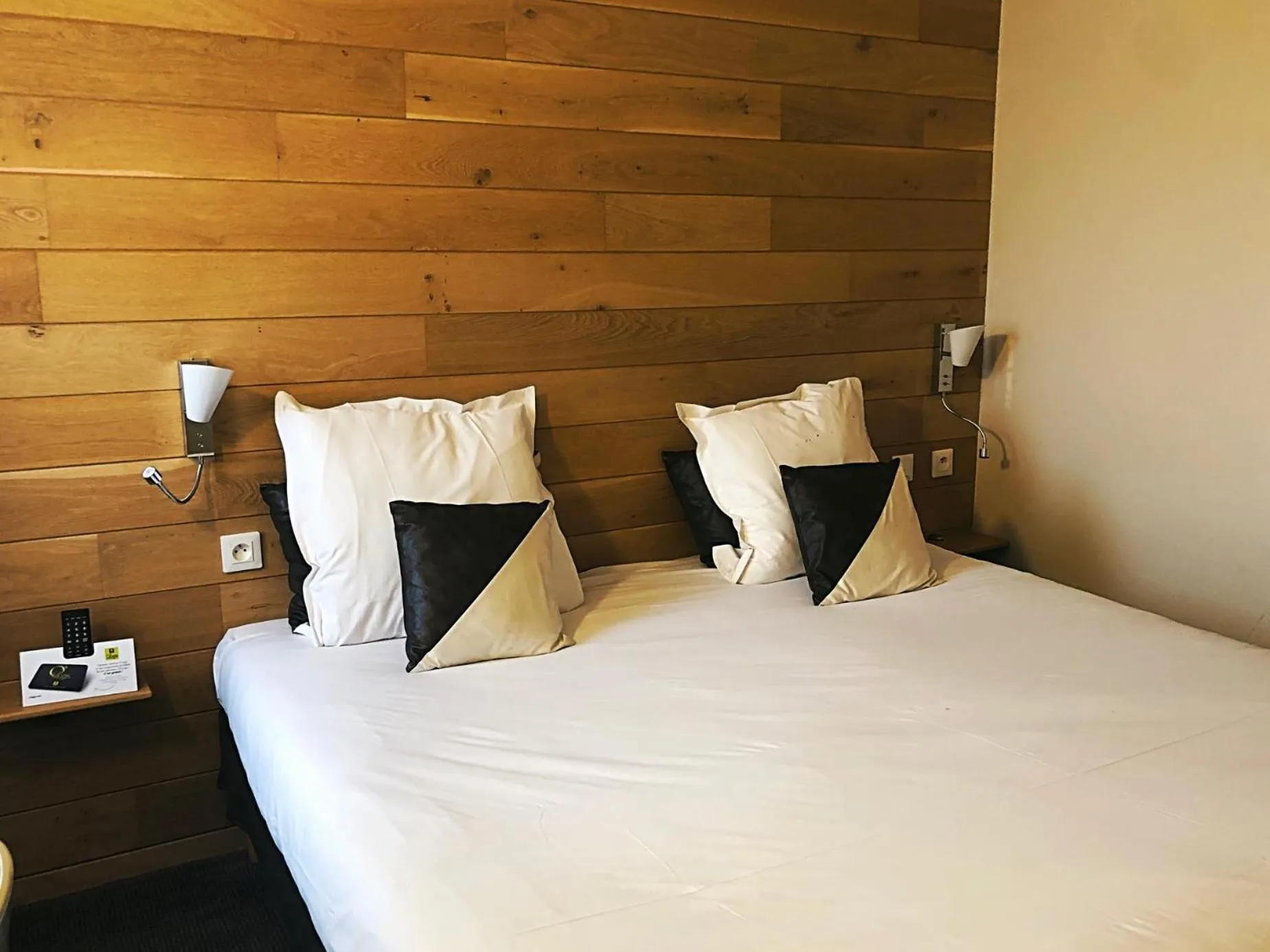 Bed in Logis Hôtel-Restaurant Les Loges