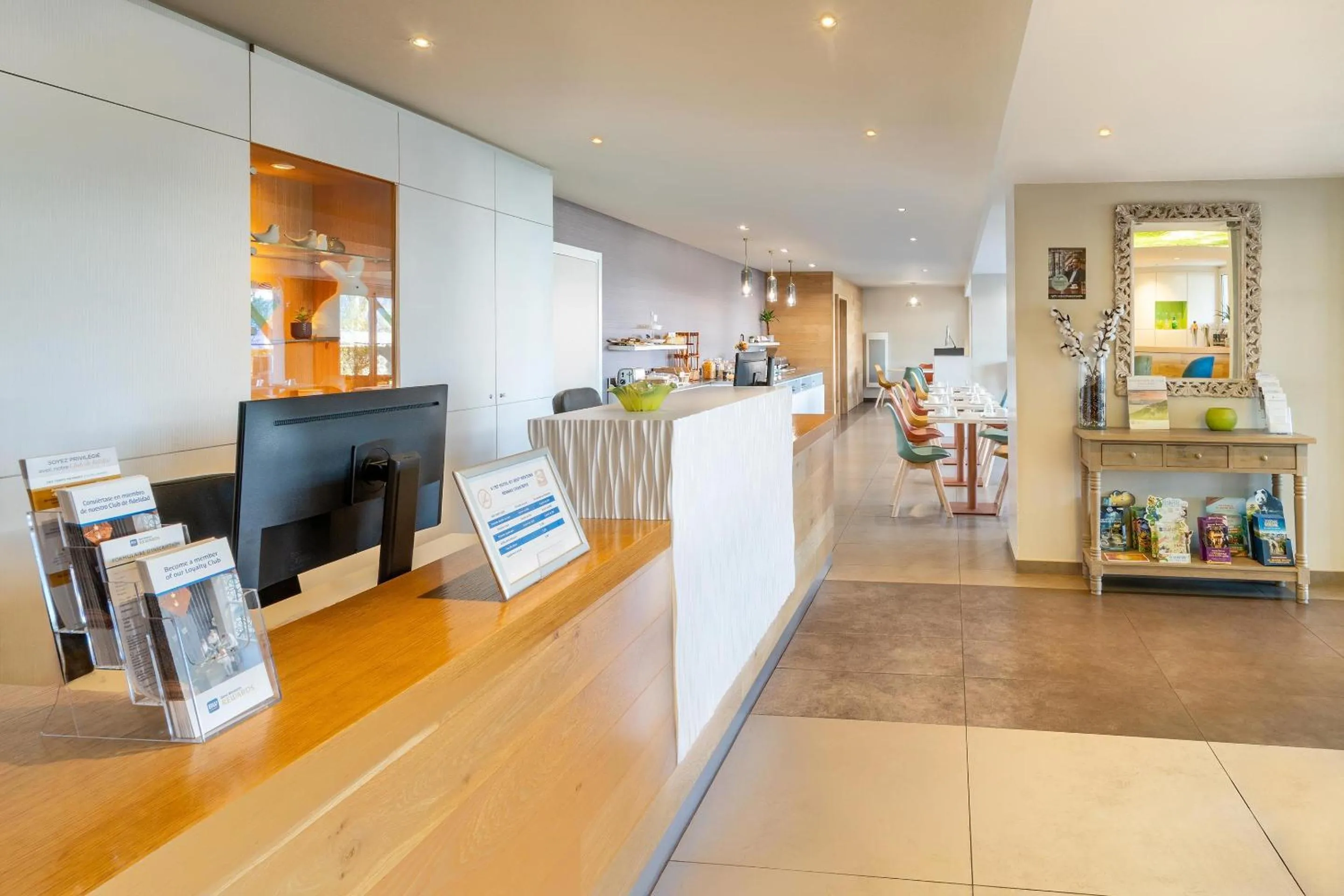 Lobby or reception in Sure Hotel by Best Western Rennes Chantepie