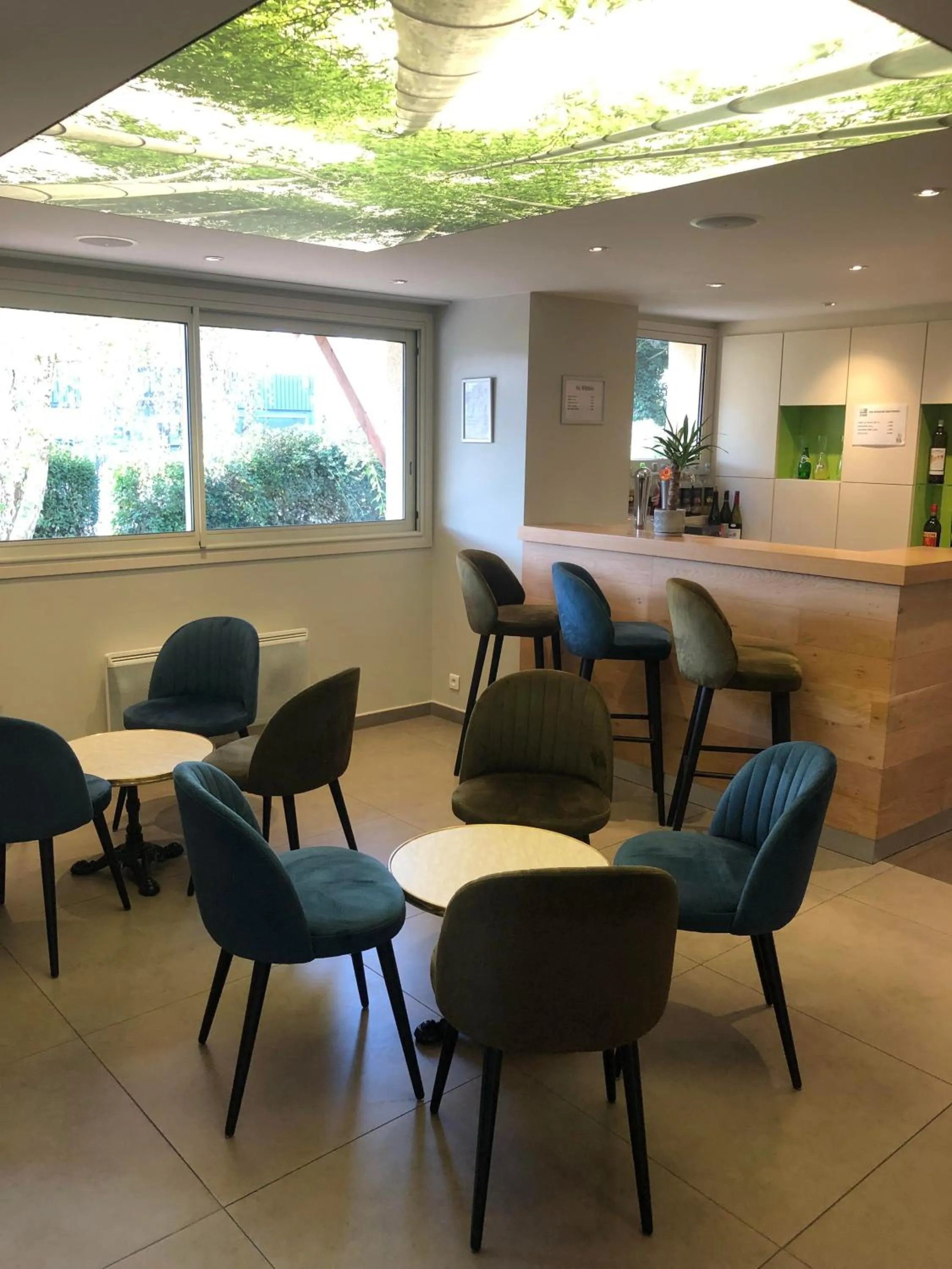 Living room in Logis Hôtel-Restaurant Les Loges