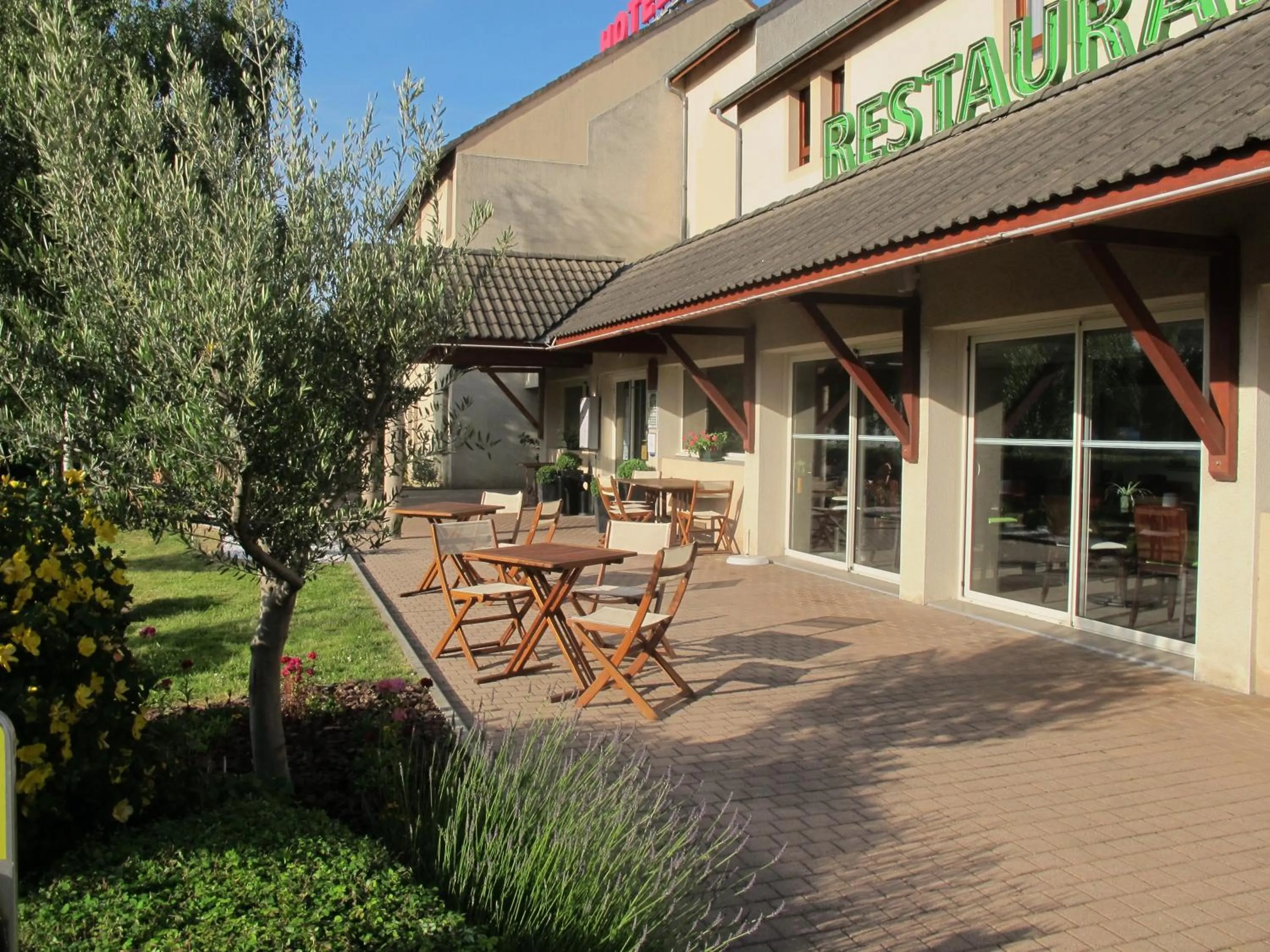 Property building in Logis Hôtel-Restaurant Les Loges