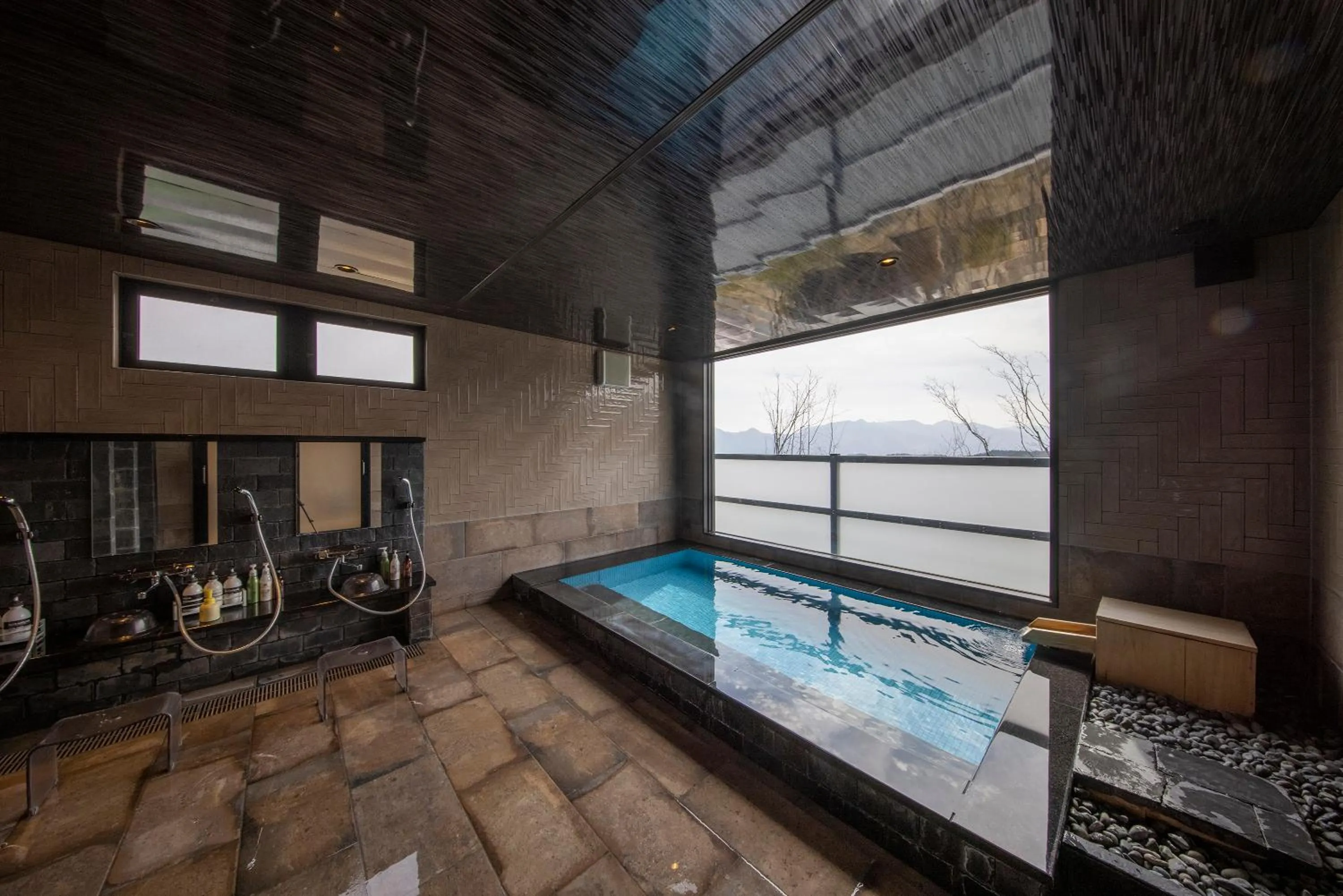 Hot Spring Bath in Yufuin Glamping COMOREBI