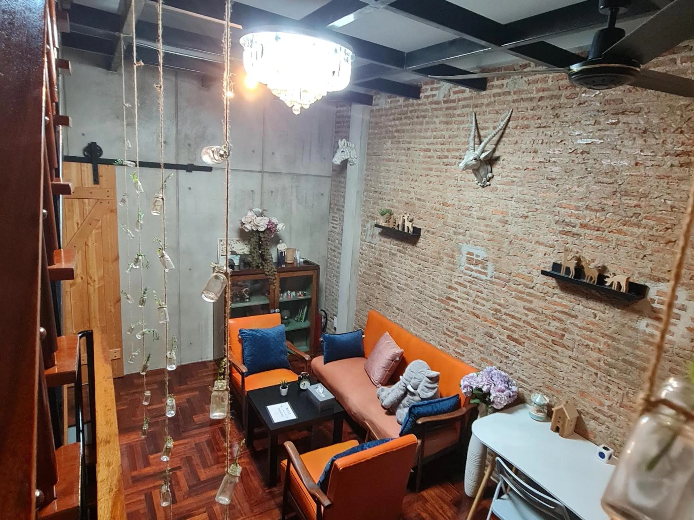 Living room in MEEMAW'S House Hostel