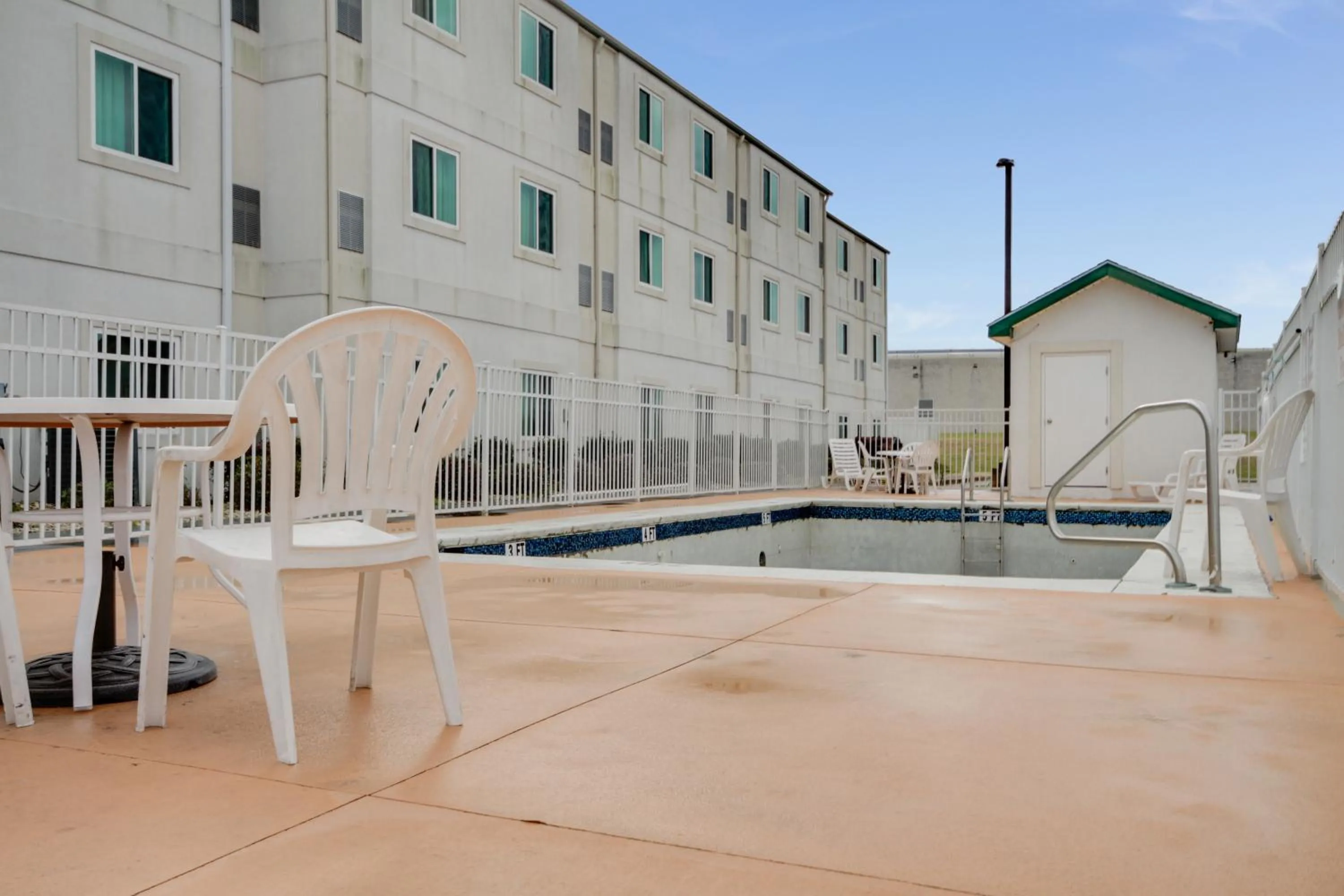 Swimming pool in Motel 6-Corsicana, TX