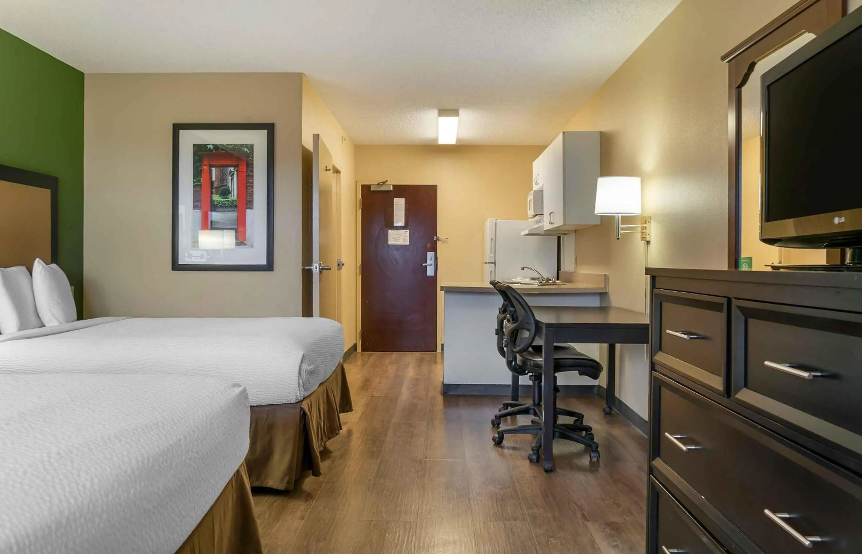 Bedroom, Bed in Extended Stay America Select Suites - Detroit - Roseville