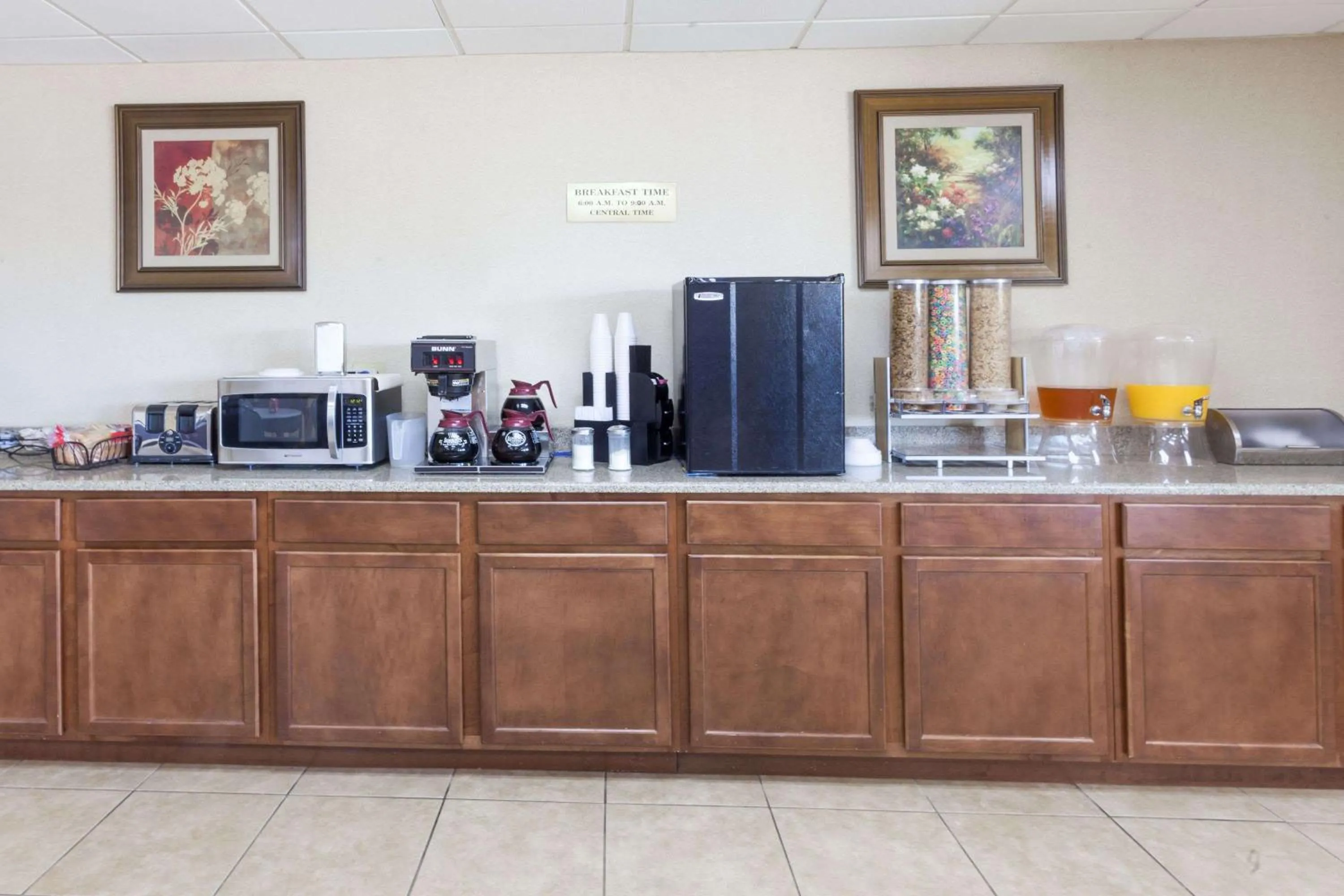 Breakfast in Knights Inn Murfreesboro