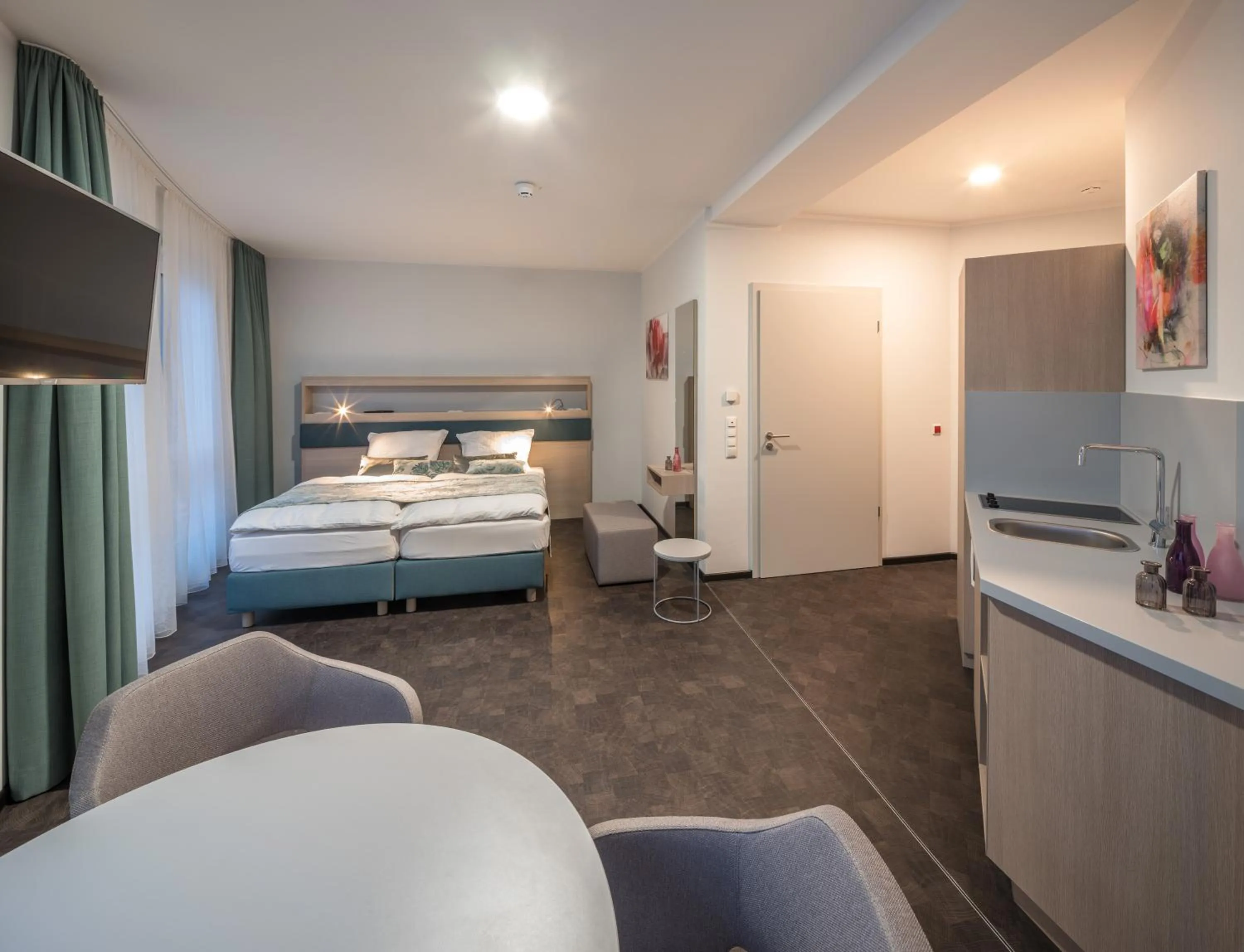 Kitchen or kitchenette, Bed in RS-HOTEL - smart & modern Hotel Apartments