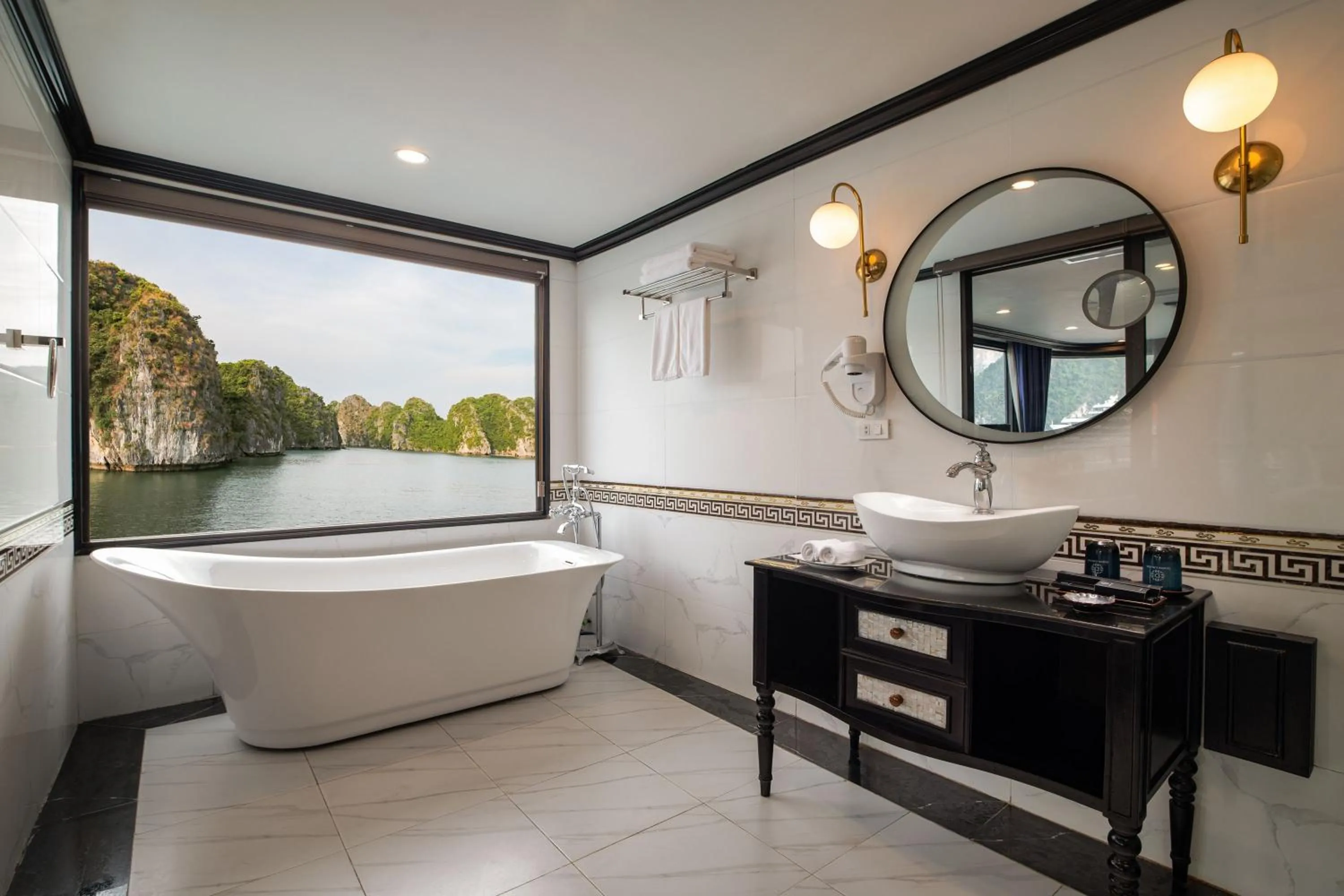 Hot Tub in Doris Cruise by HAG