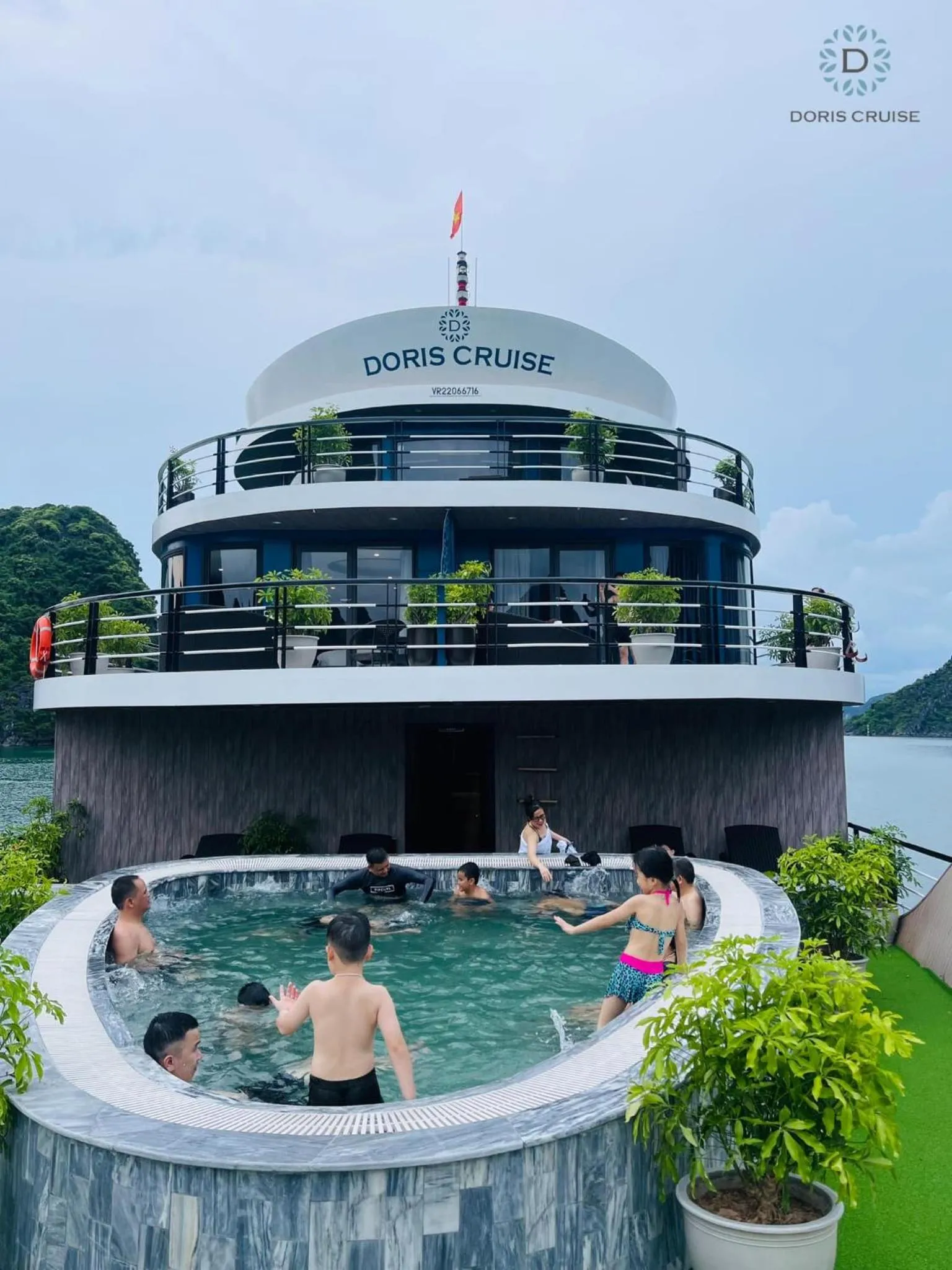 People in Doris Cruise by HAG