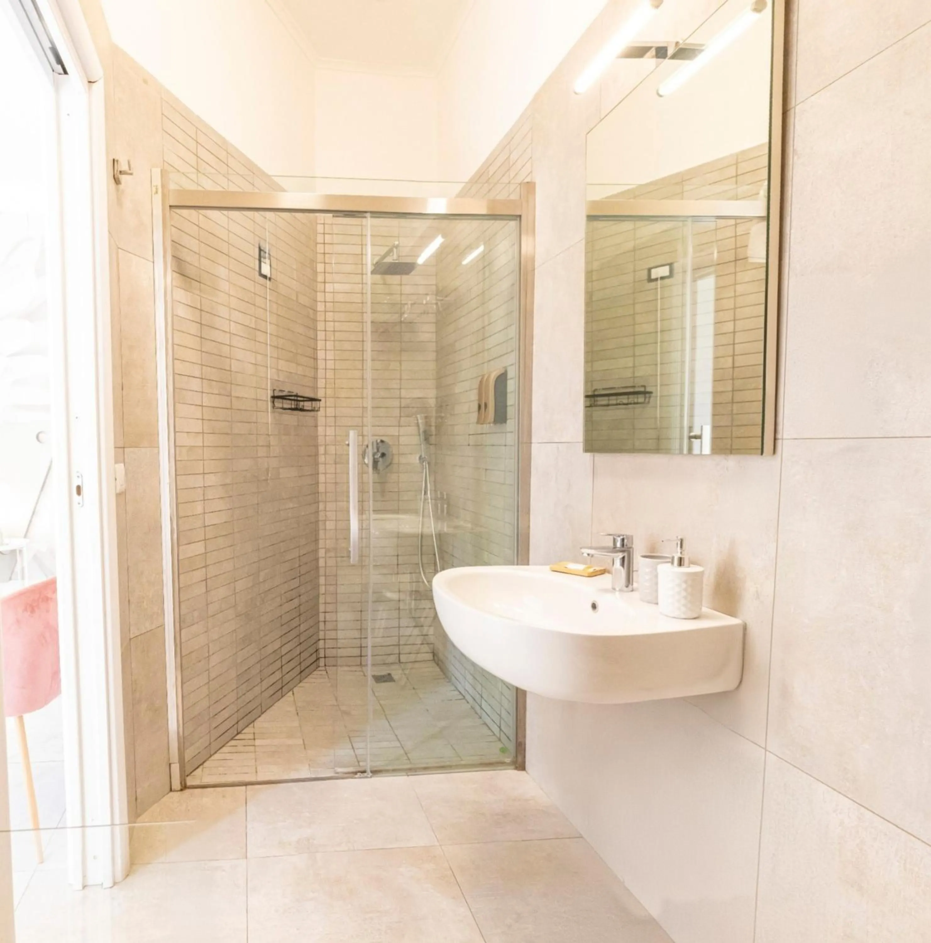 Shower in B&B Napoli Centro