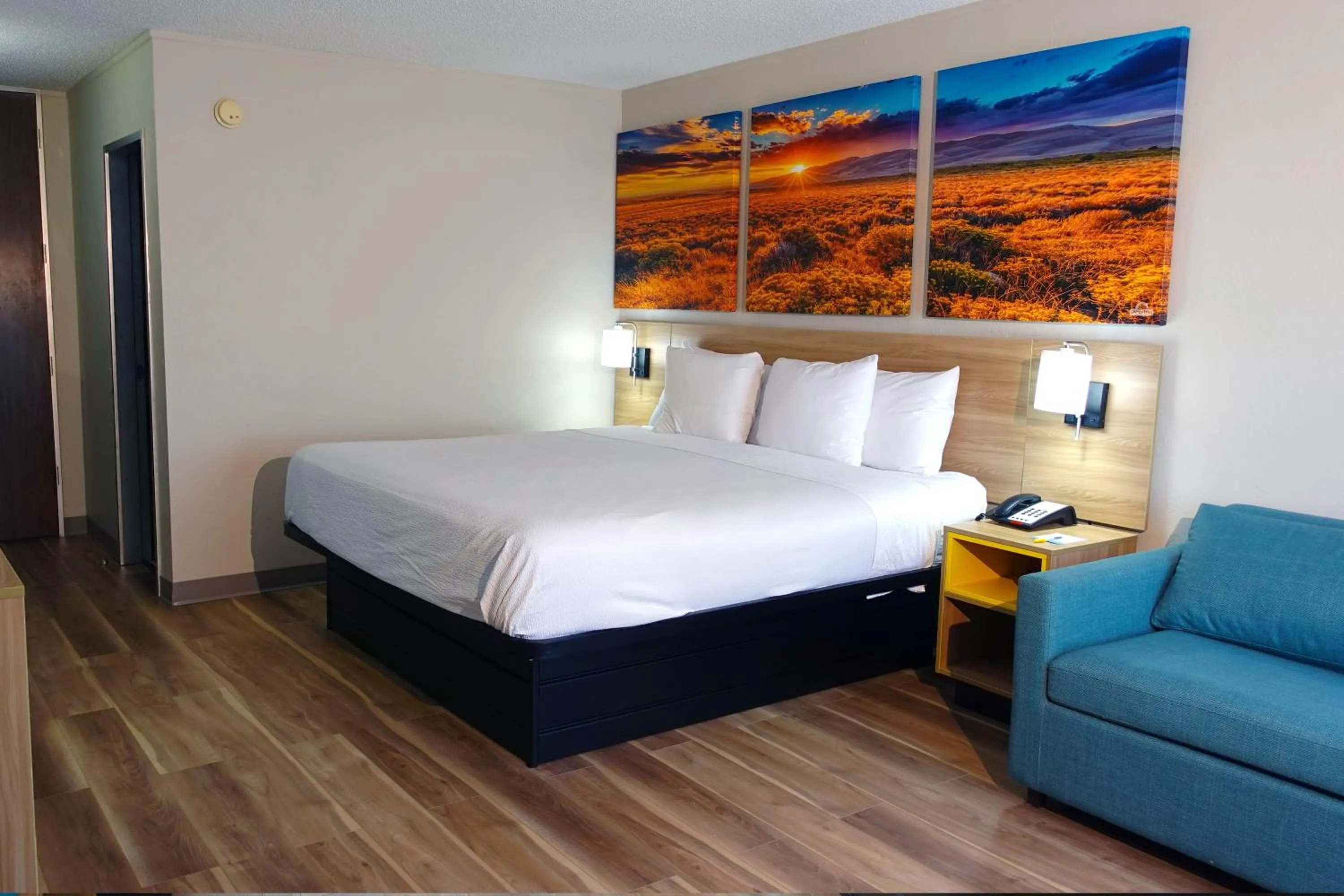 Photo of the whole room, Bed in Days Inn by Wyndham Norman