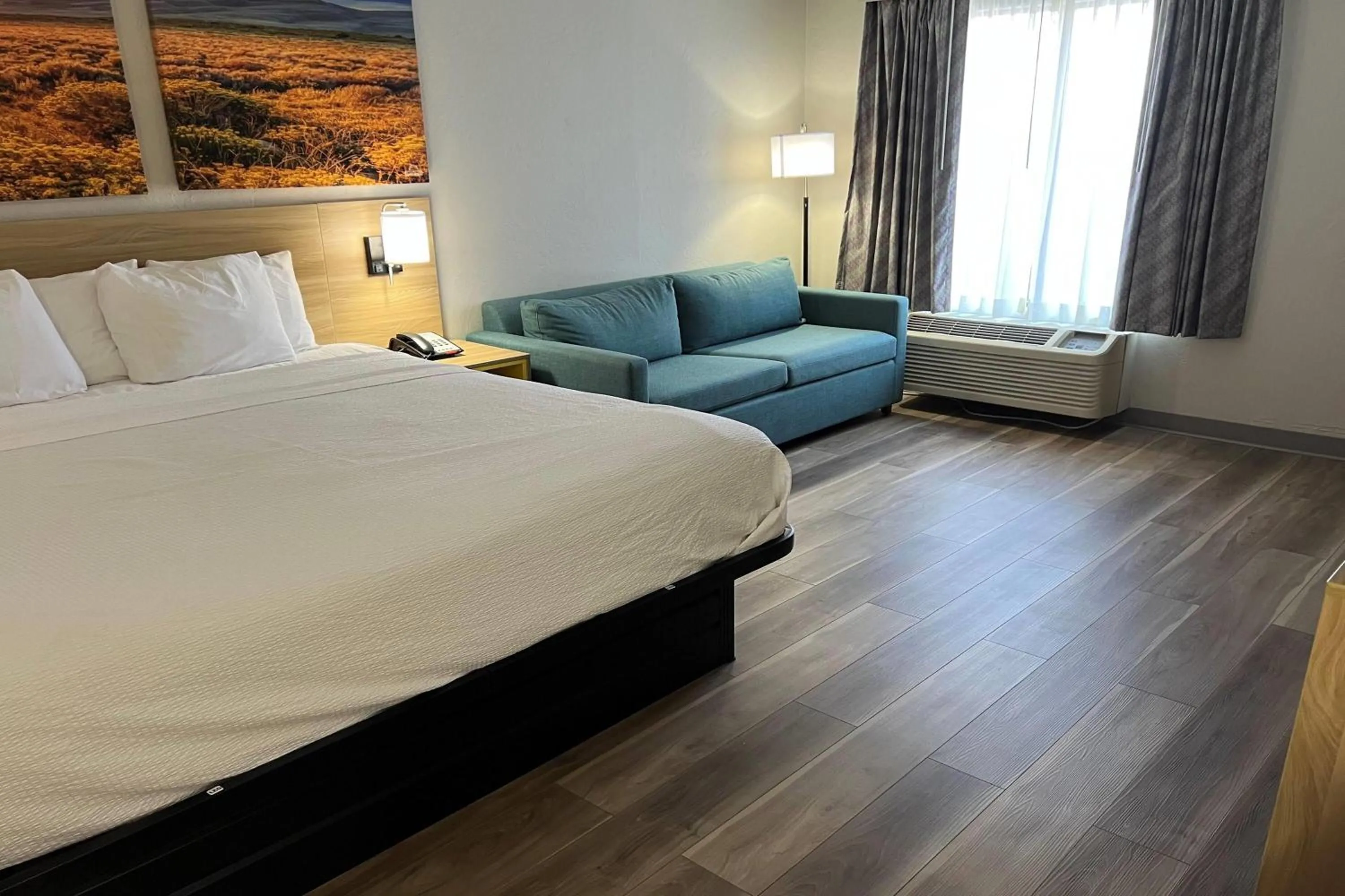 Photo of the whole room, Bed in Days Inn by Wyndham Norman