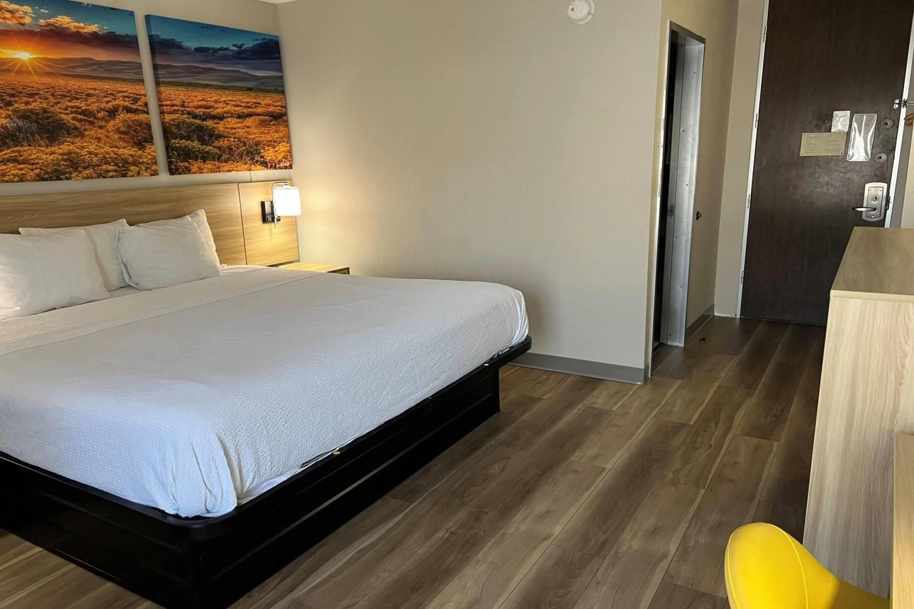 Photo of the whole room, Bed in Days Inn by Wyndham Norman