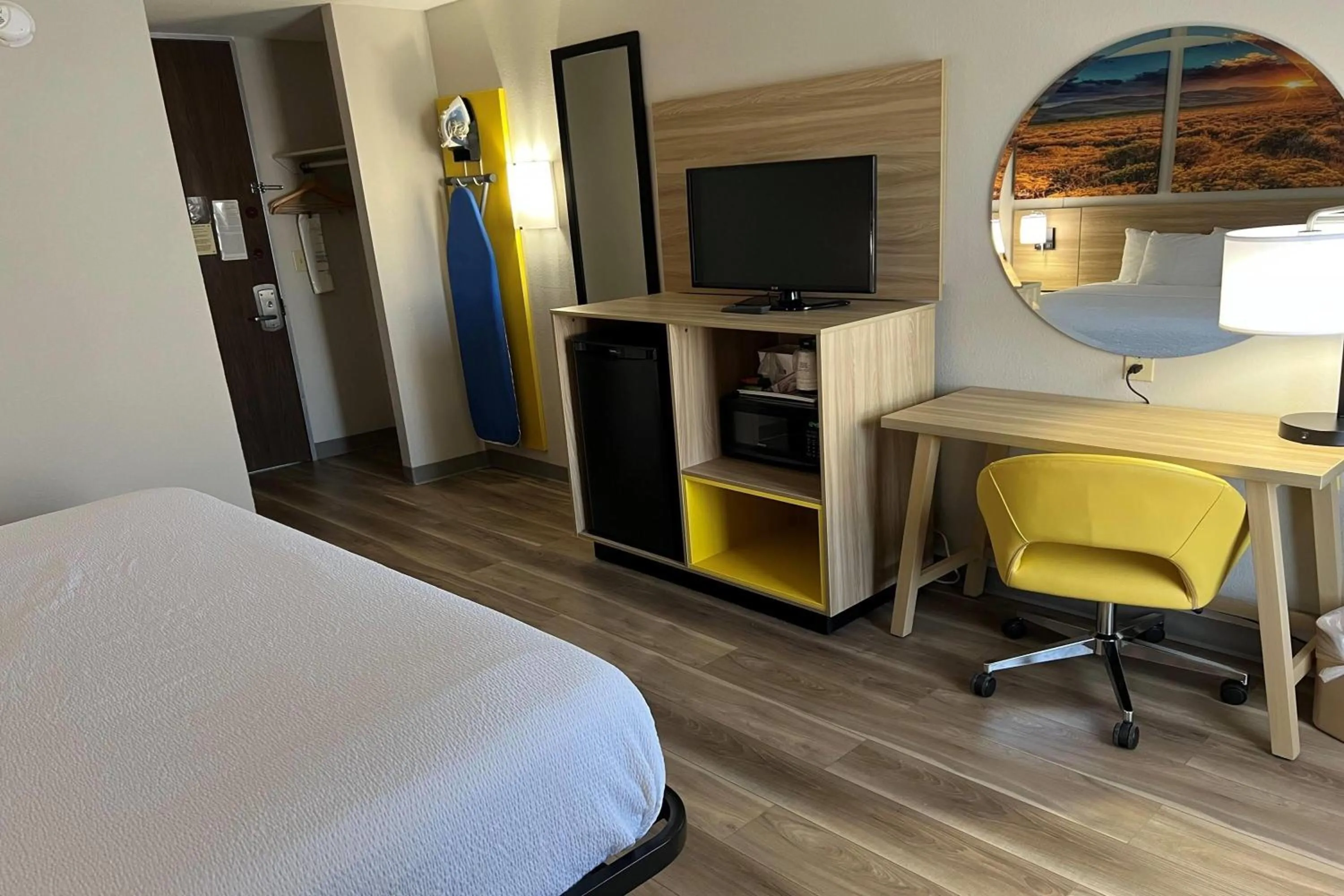 Photo of the whole room, Bed in Days Inn by Wyndham Norman