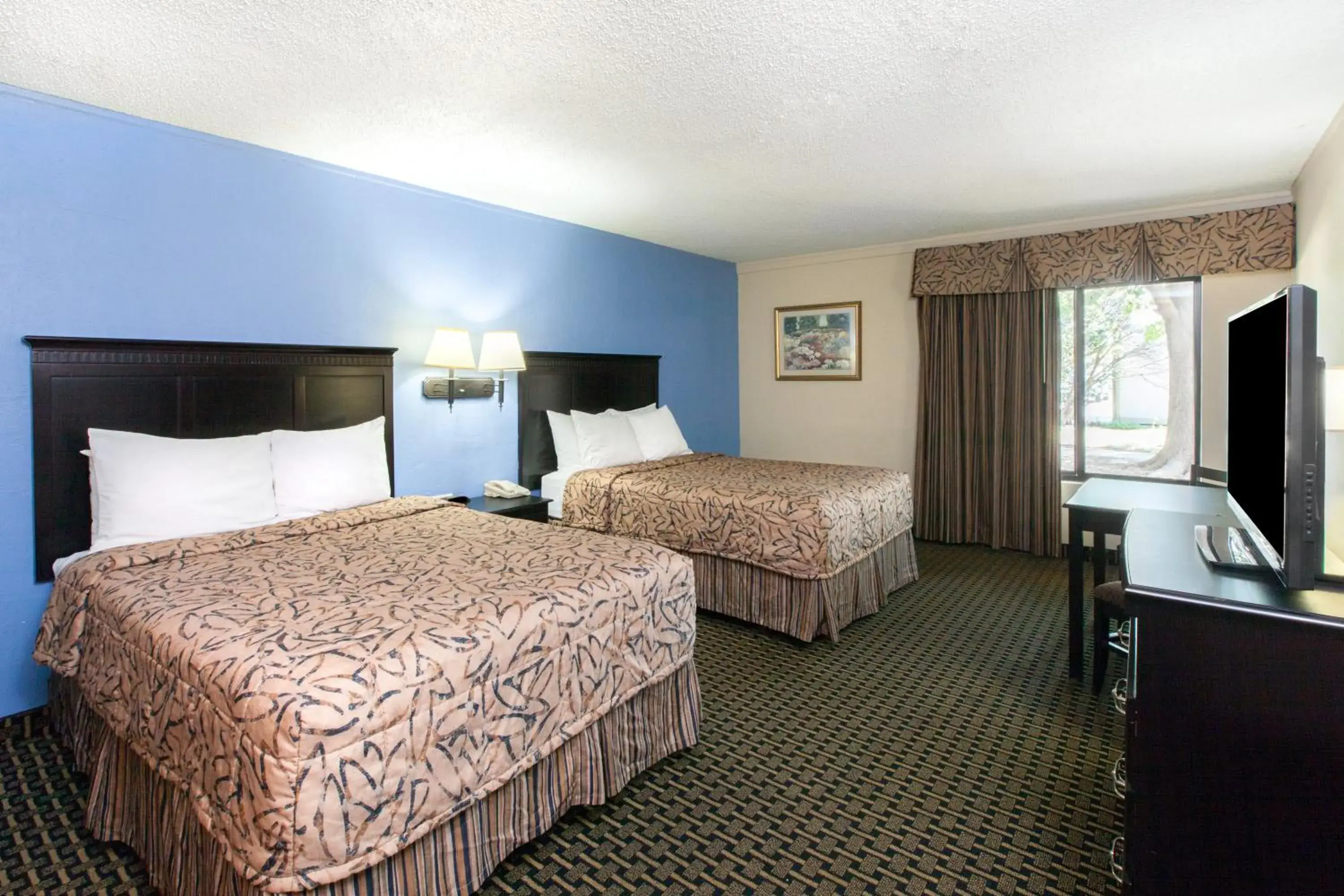 Double Room with Two Double Beds - Smoking in Days Inn by Wyndham Norman Double Room with Two Double Beds - Smoking in Days Inn by Wyndham Norman