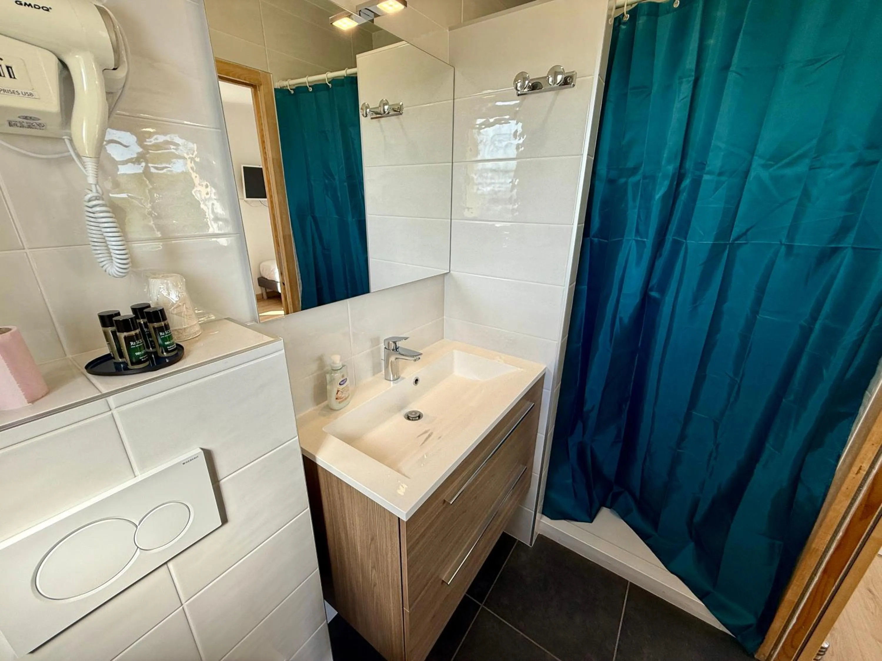 Shower in Chambres d'hôtes Grange Debout