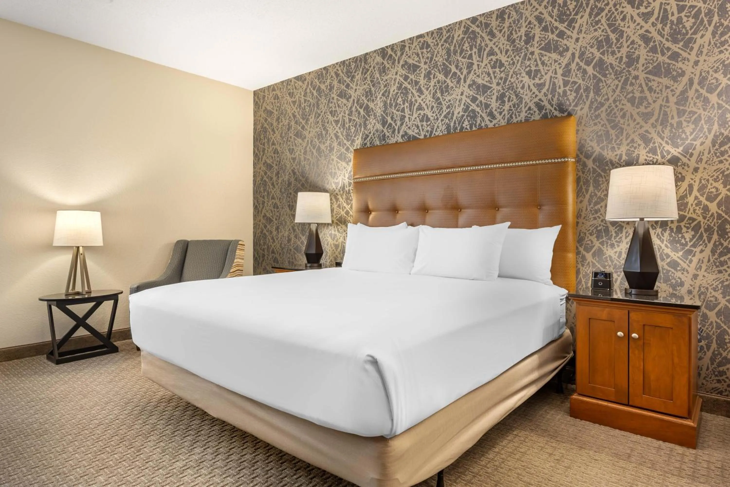 Bedroom, Bed in Drury Inn & Suites Springfield MO