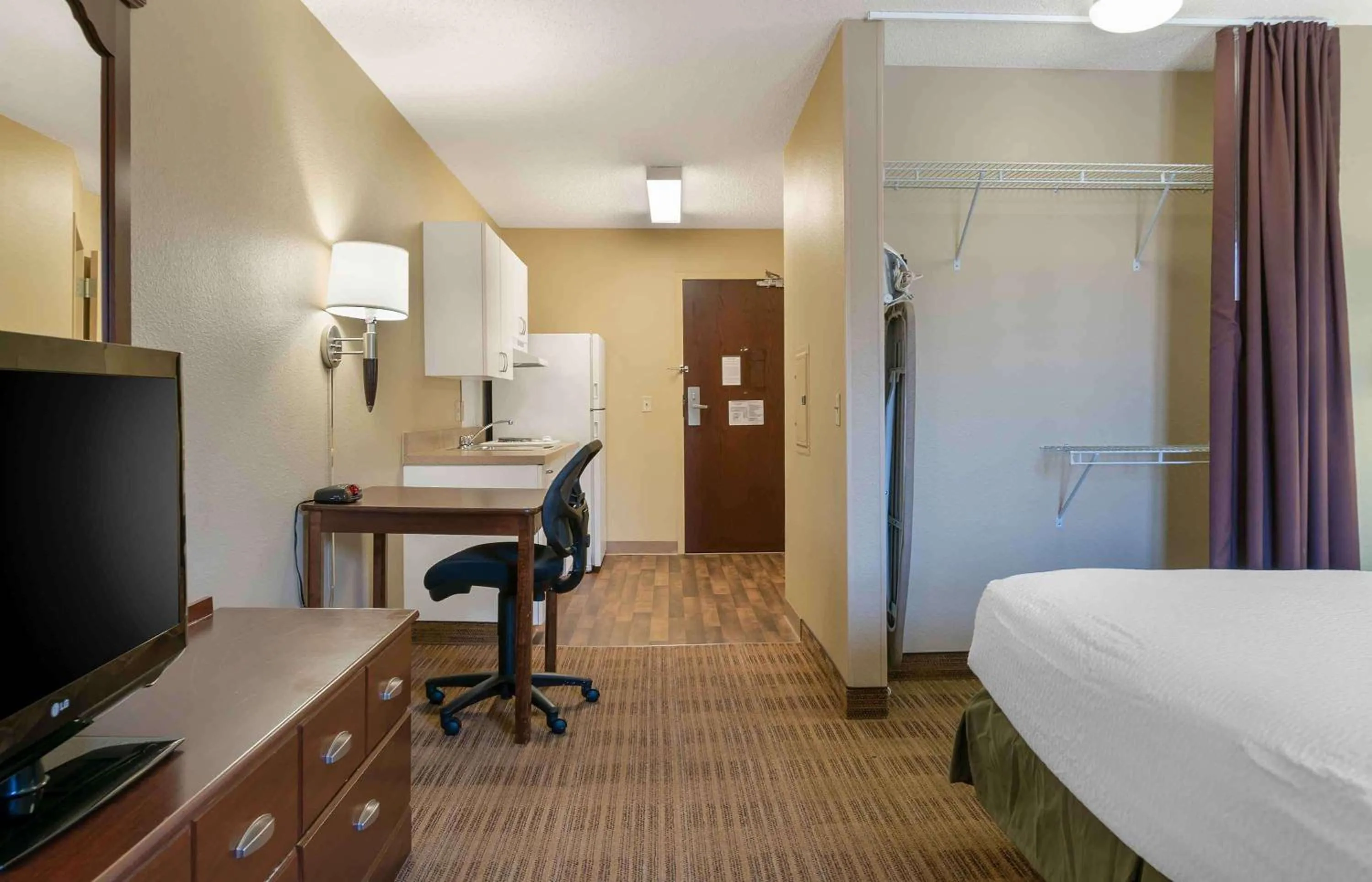 Bedroom, Bed in Extended Stay America Suites - Detroit - Metropolitan Airport