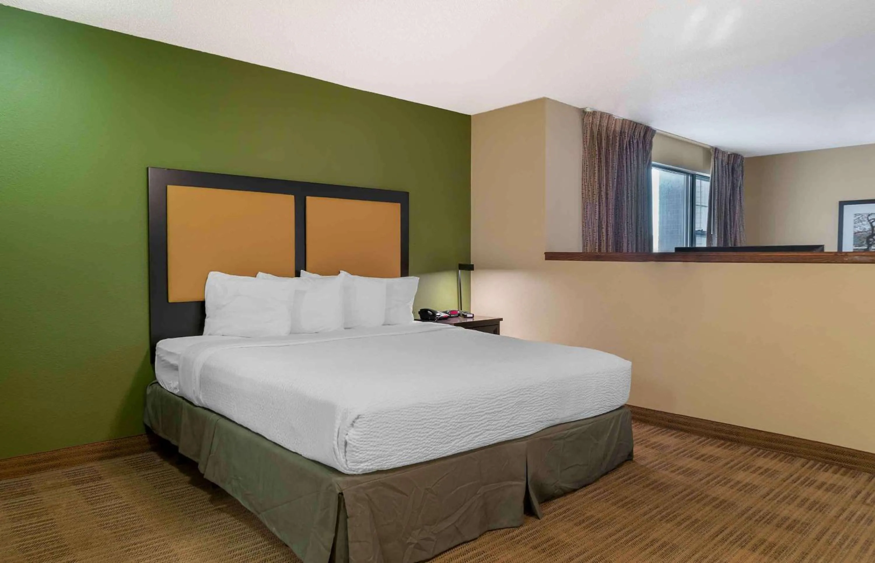 Bedroom, Bed in Extended Stay America Suites - Detroit - Metropolitan Airport