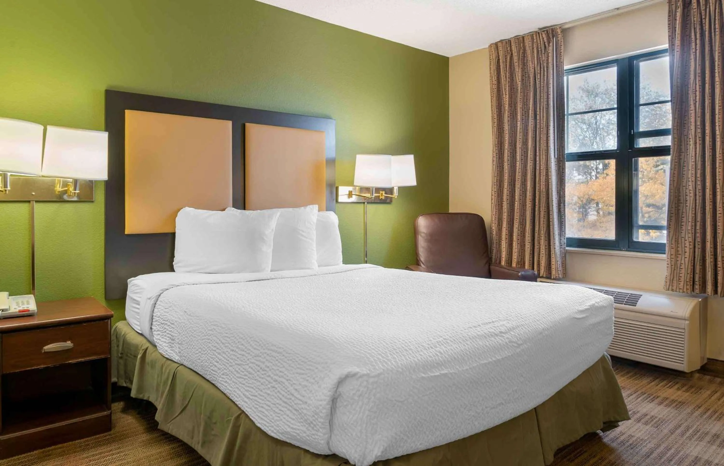 Bedroom, Bed in Extended Stay America Suites - Detroit - Metropolitan Airport