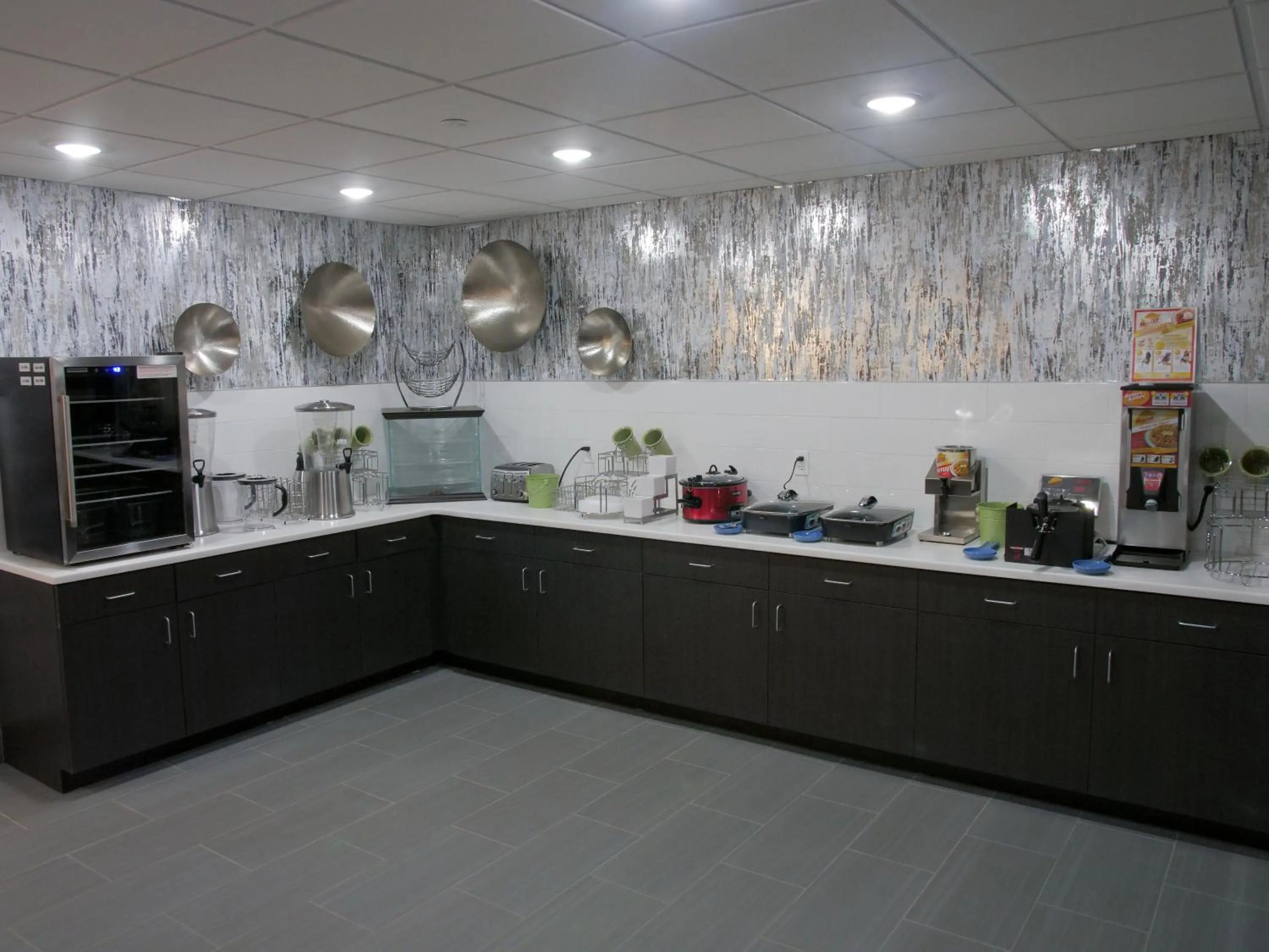 Continental breakfast in Wingate by Wyndham Louisville Airport Expo Center