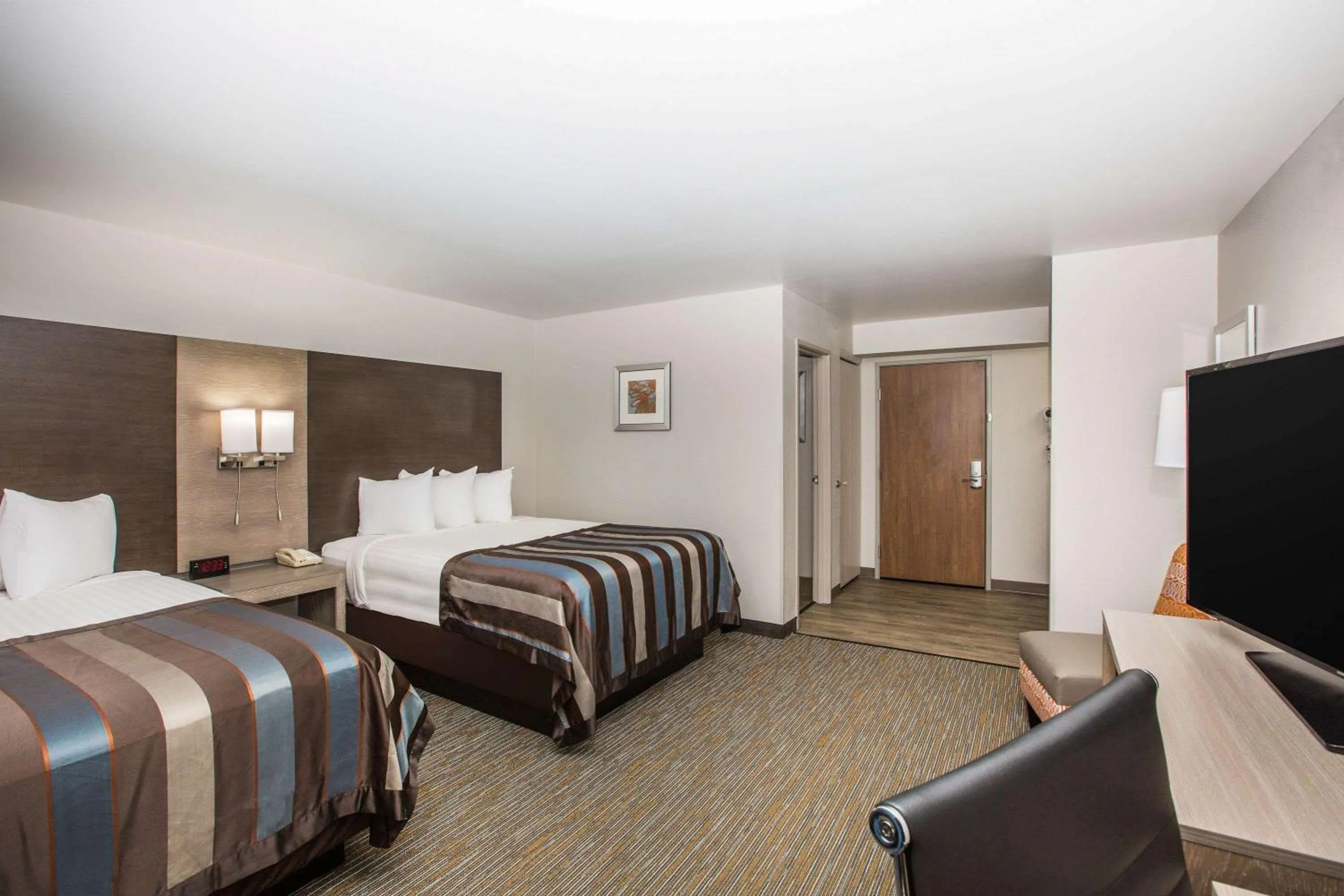 Photo of the whole room, Bed in Wingate by Wyndham Louisville Airport Expo Center