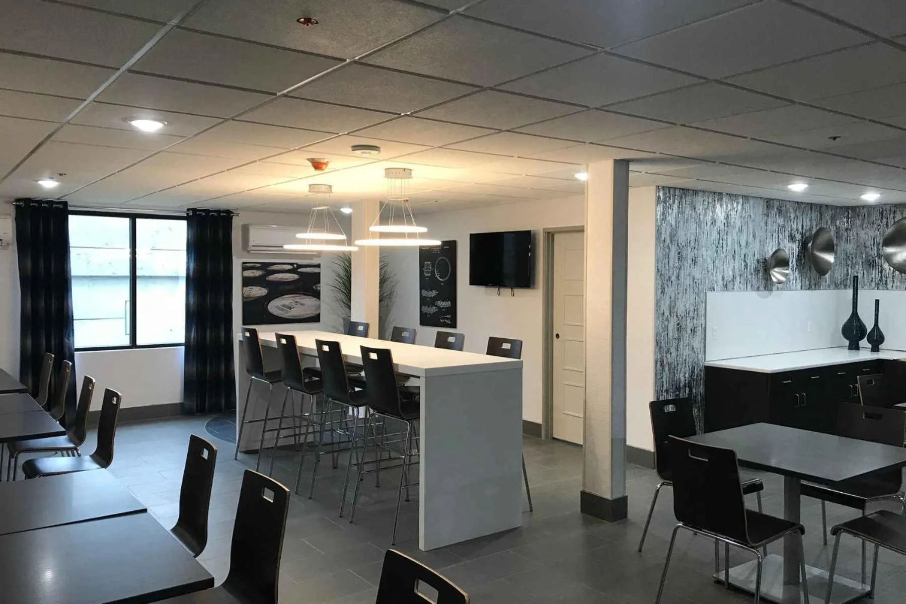 Communal lounge/ TV room in Wingate by Wyndham Louisville Airport Expo Center