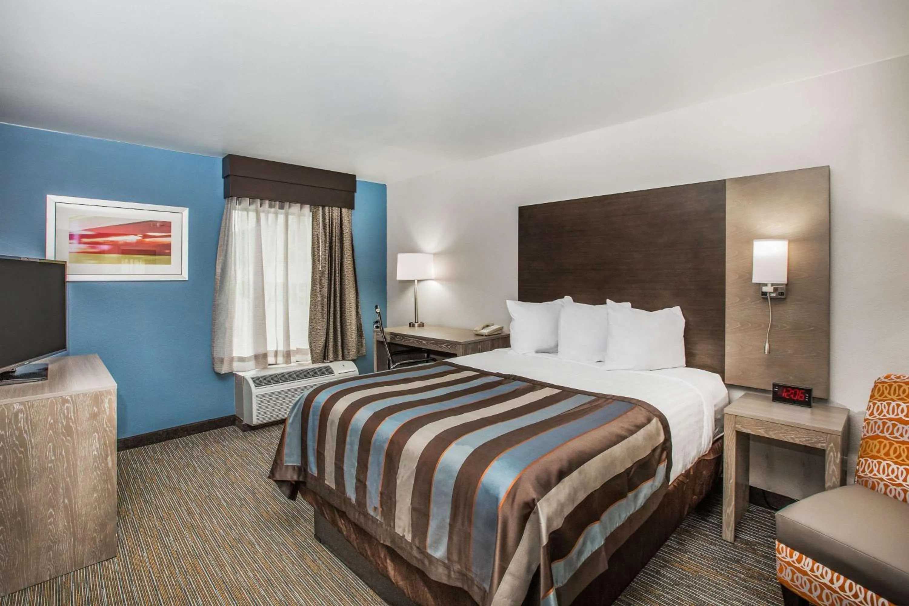 Photo of the whole room, Bed in Wingate by Wyndham Louisville Airport Expo Center
