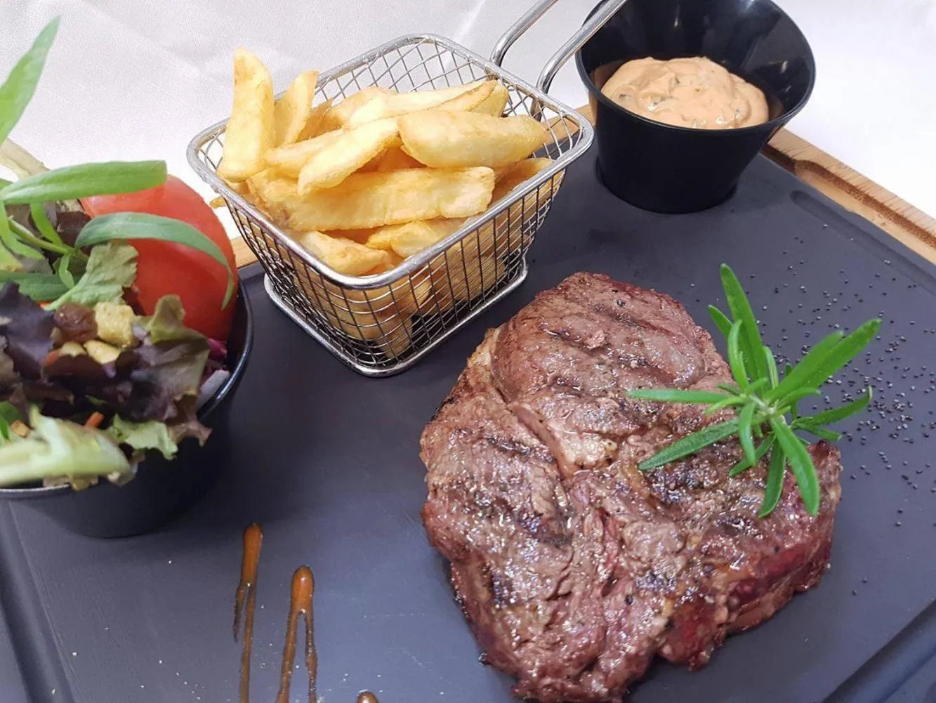 Restaurant/places to eat in Le President-Gare Nimes Pont Du Gard