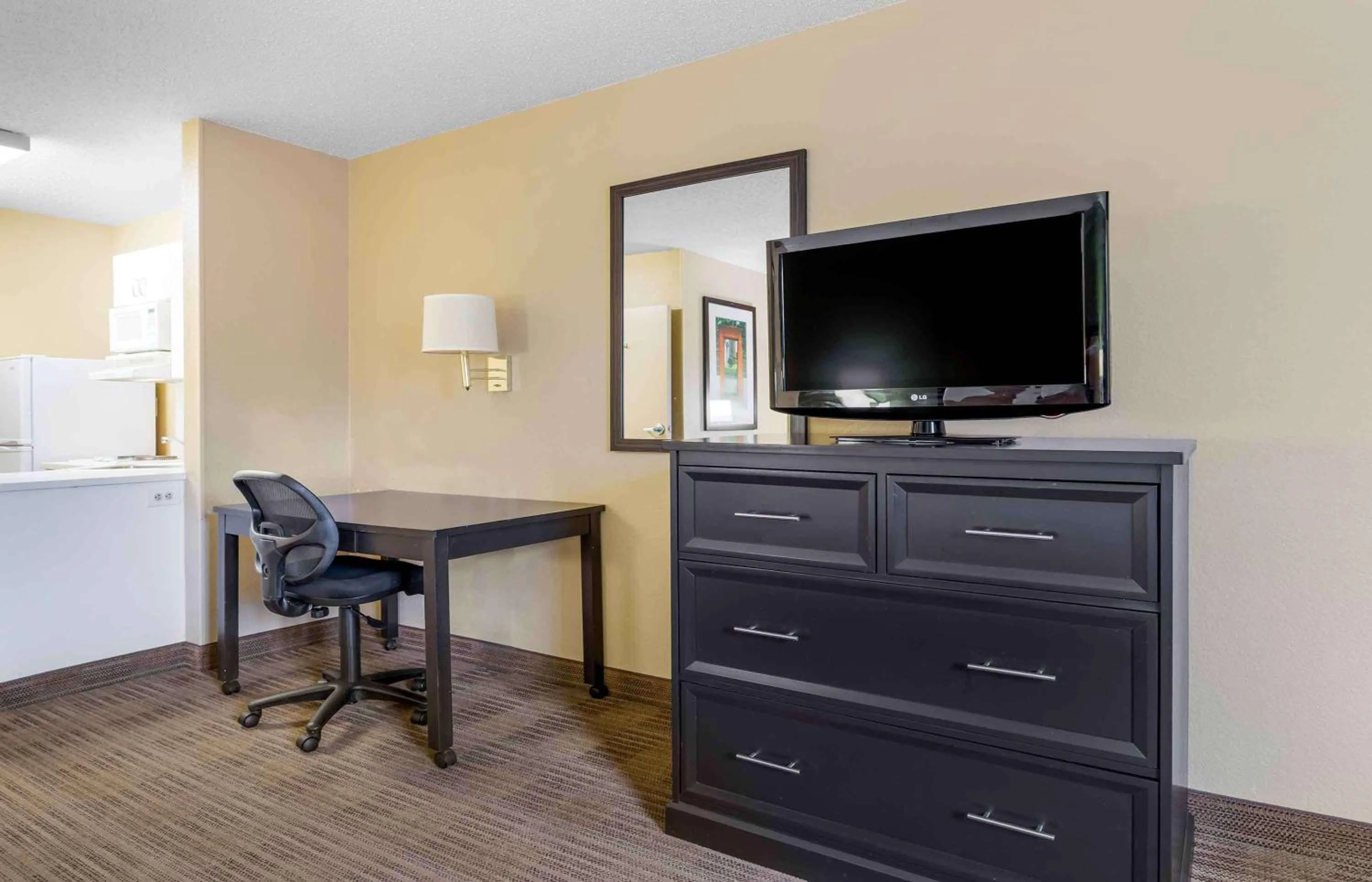 Bedroom in Extended Stay America Suites - Houston - Galleria - Westheimer