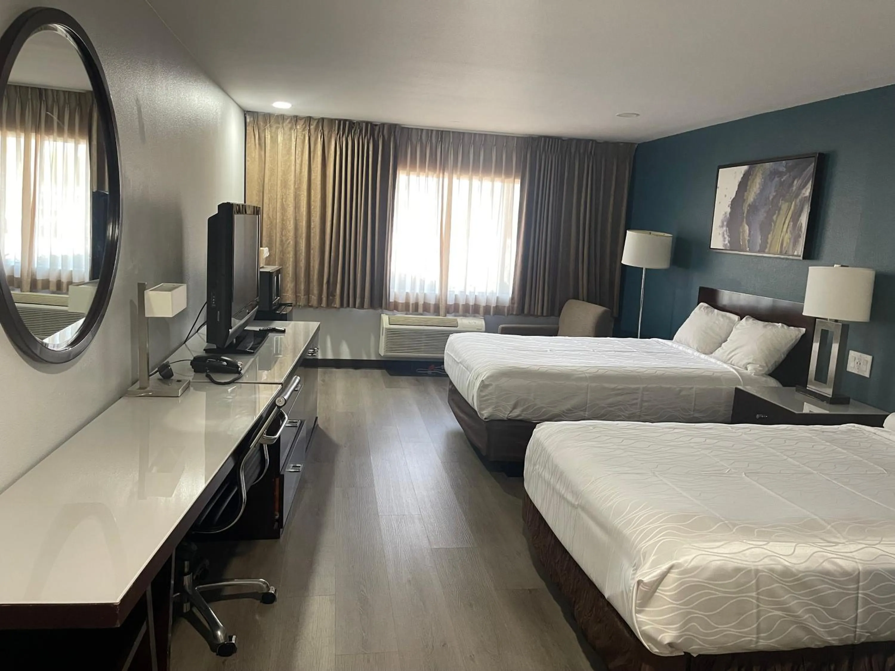 Photo of the whole room, Bed in Studio 6 San Pedro, CA Port of Los Angeles