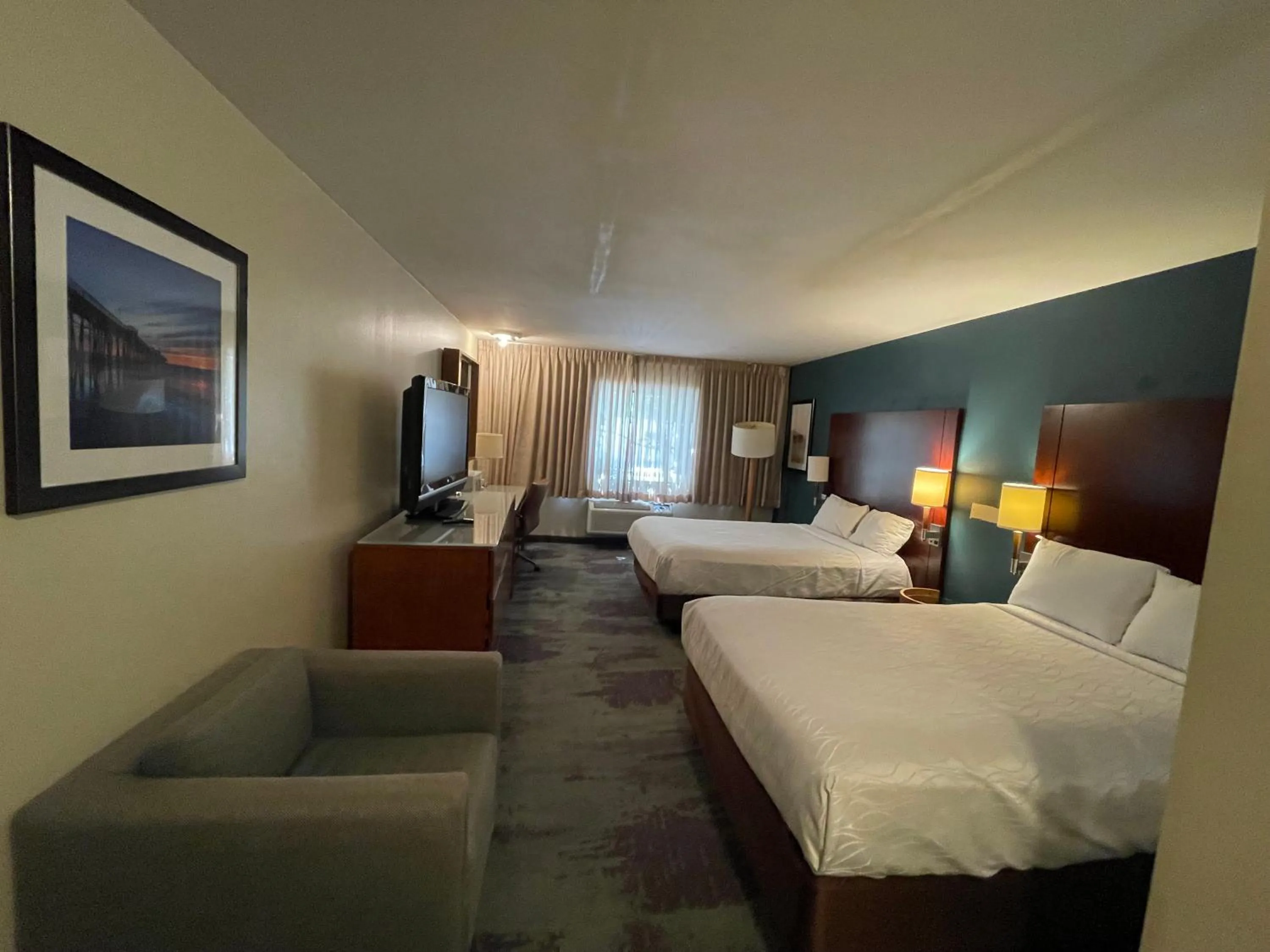 Photo of the whole room, Bed in Studio 6 San Pedro, CA Port of Los Angeles