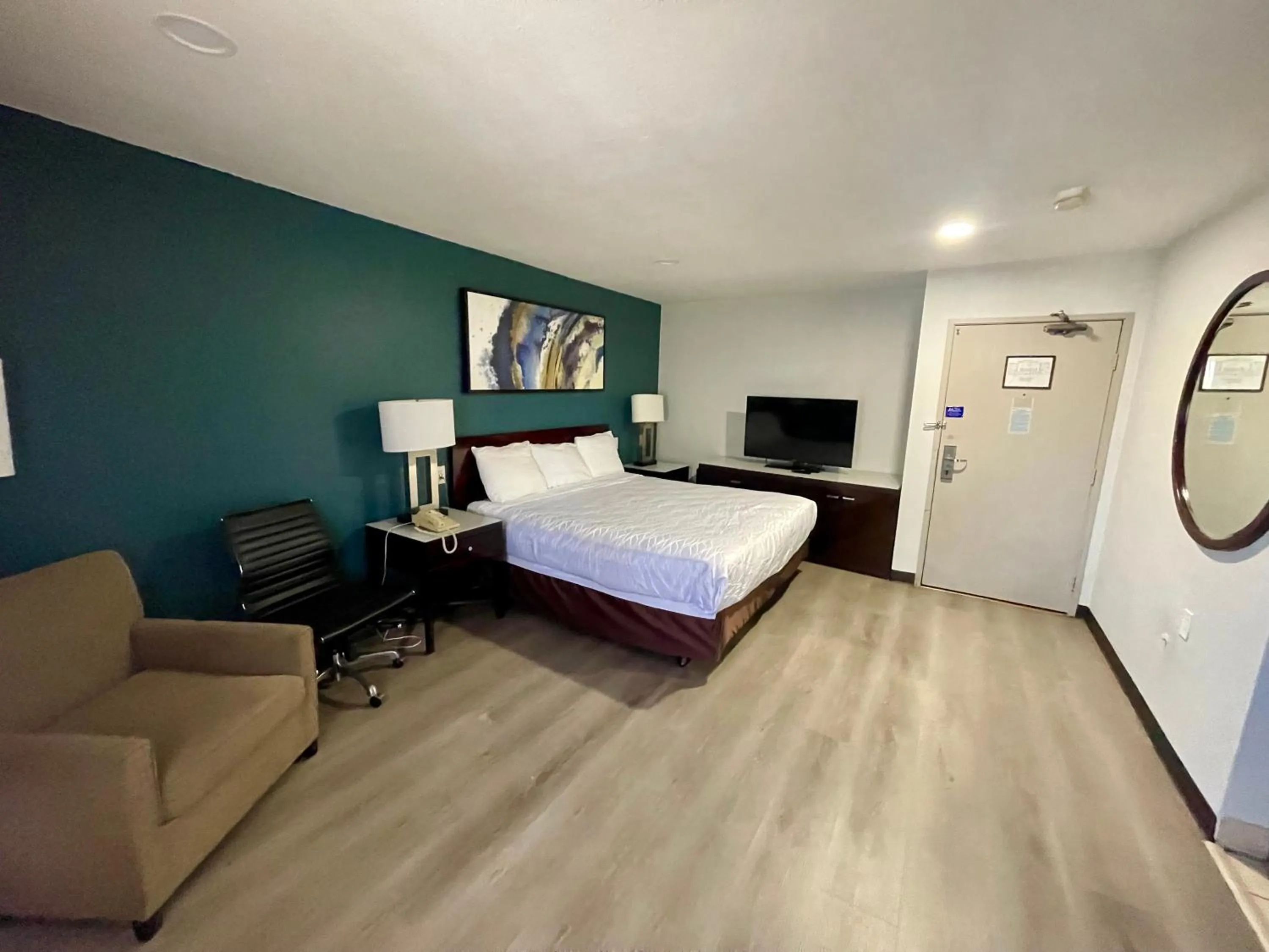 Photo of the whole room, Bed in Studio 6 San Pedro, CA Port of Los Angeles