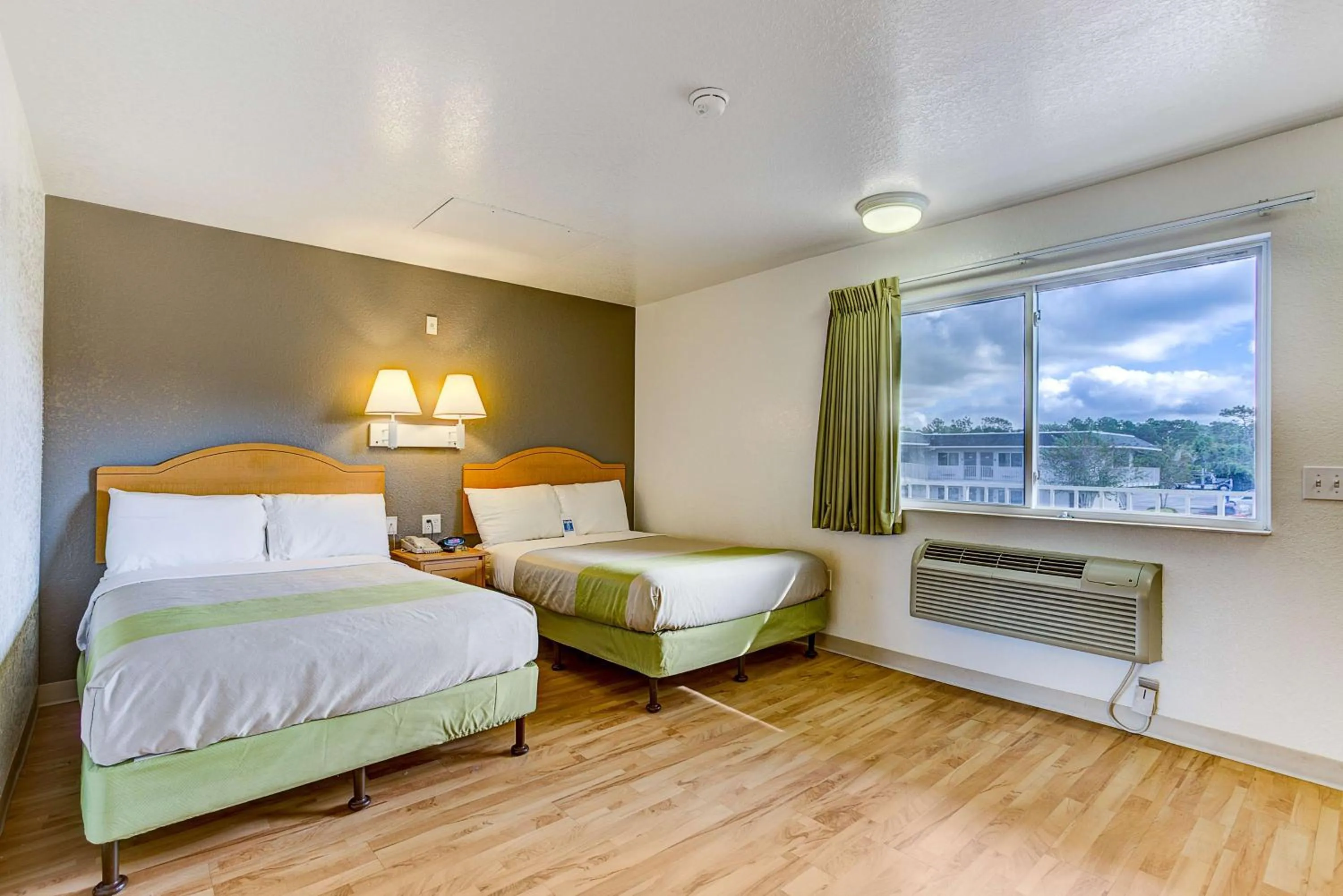 Bedroom, Bed in Studio 6-Kissimmee, FL - Orlando