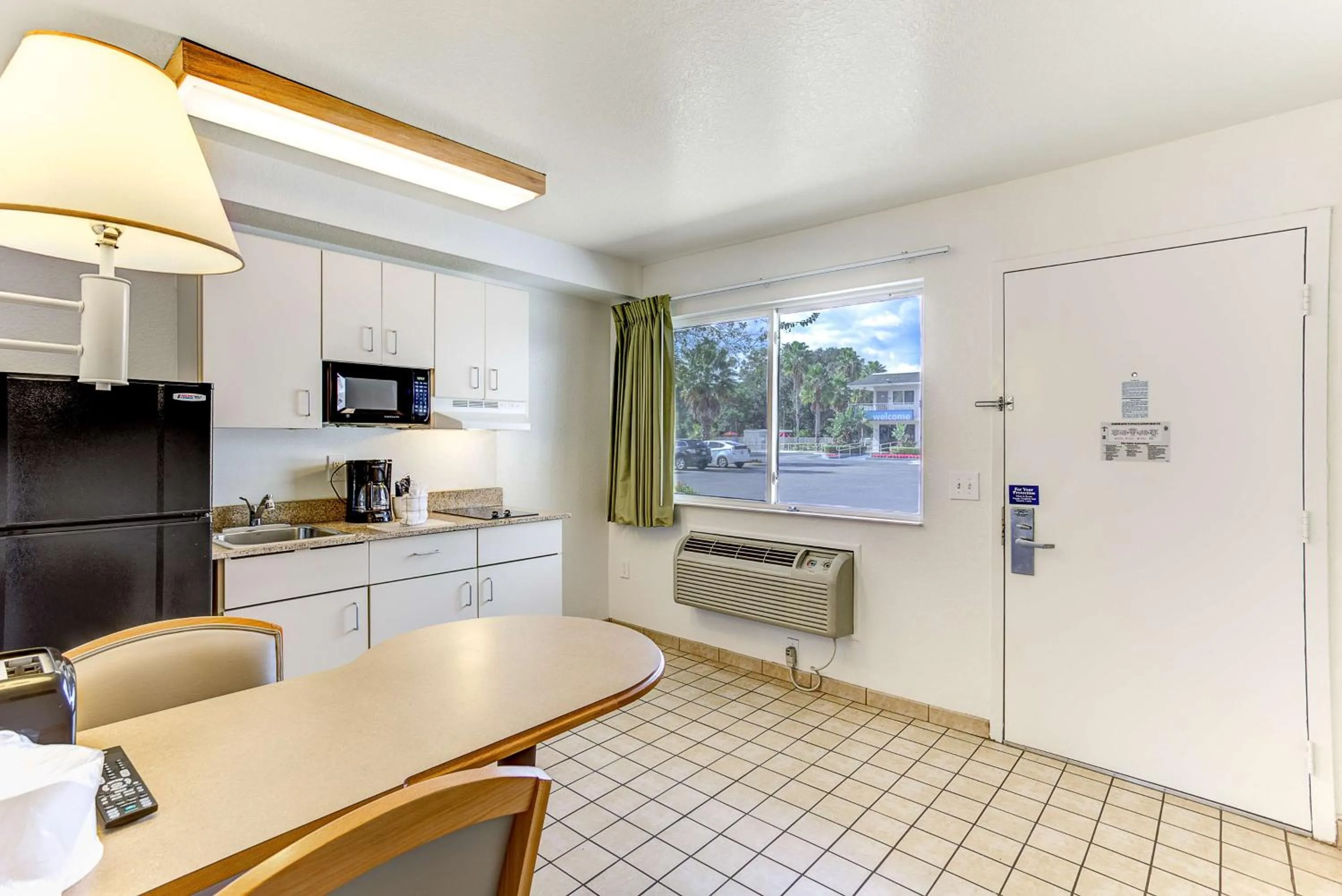 Kitchen or kitchenette in Studio 6-Kissimmee, FL - Orlando