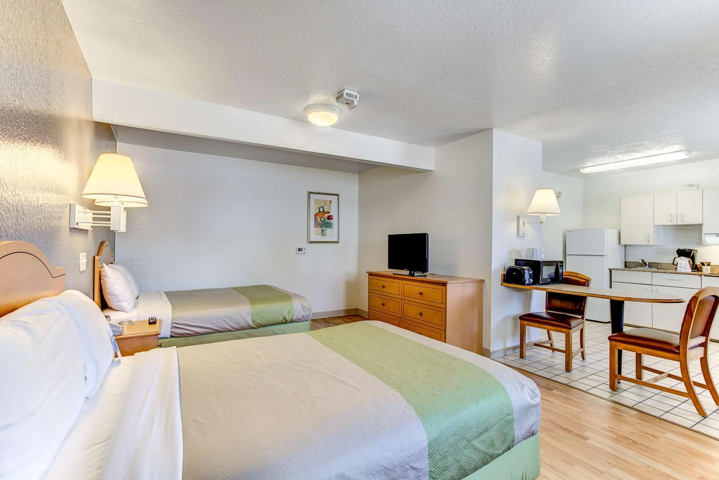 TV and multimedia, Bed in Studio 6-Kissimmee, FL - Orlando