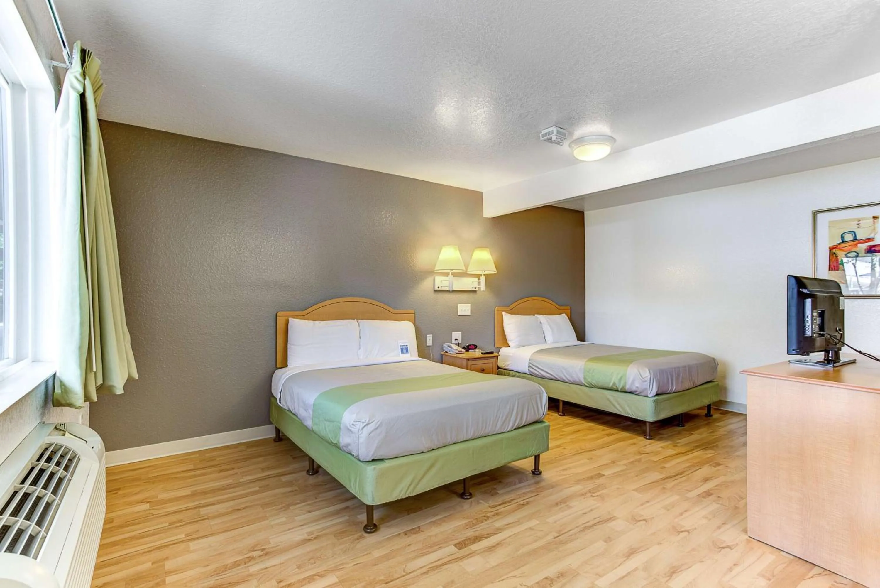 TV and multimedia, Bed in Studio 6-Kissimmee, FL - Orlando