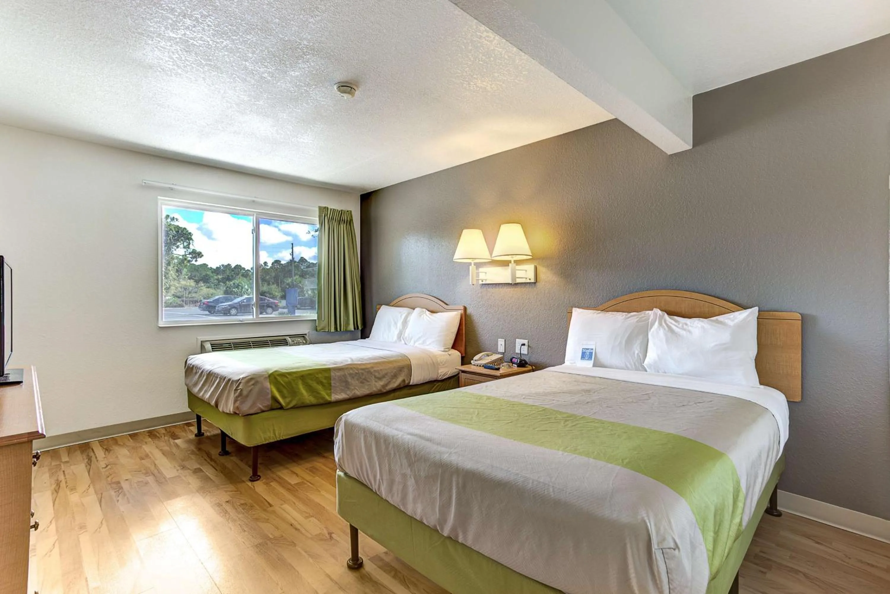 Bedroom, Bed in Studio 6-Kissimmee, FL - Orlando