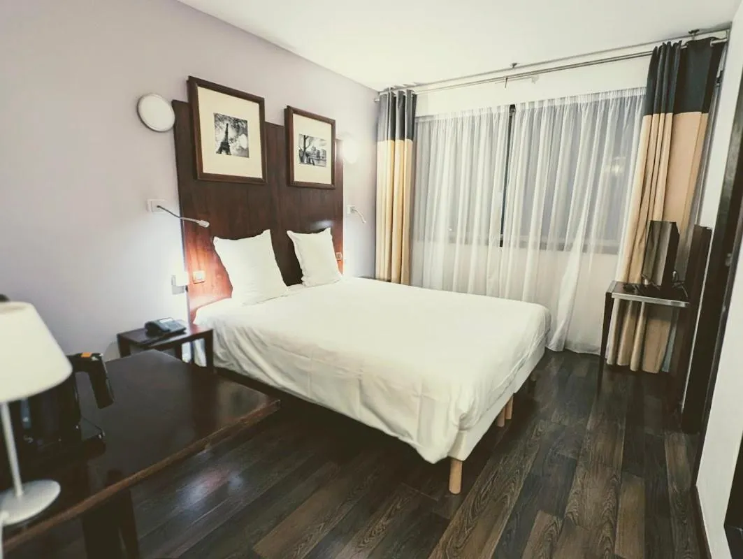 Bedroom, Bed in Hôtel Du Centre Annemasse